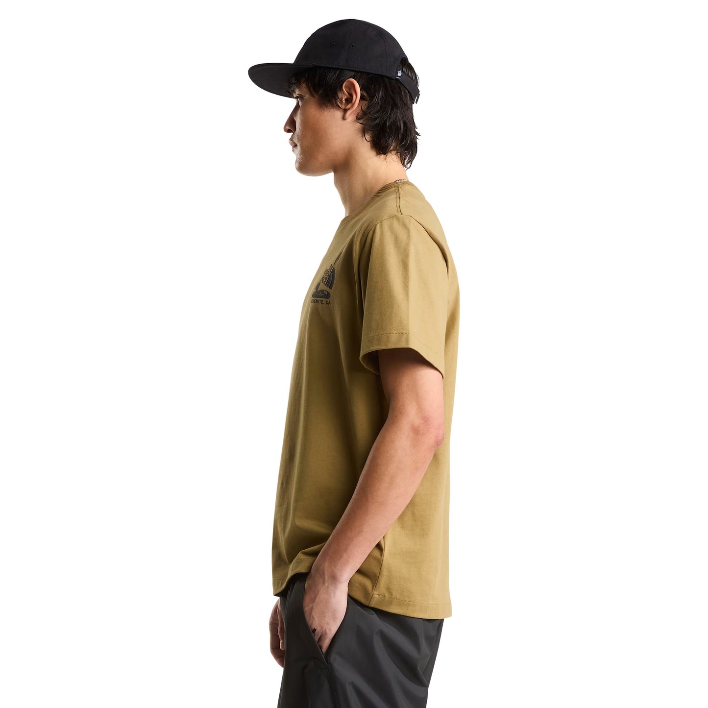 T-Shirt de manga curta para homem The North Face Stones Relaxed Graphic em Cedar. Foto da lateral, vestida.