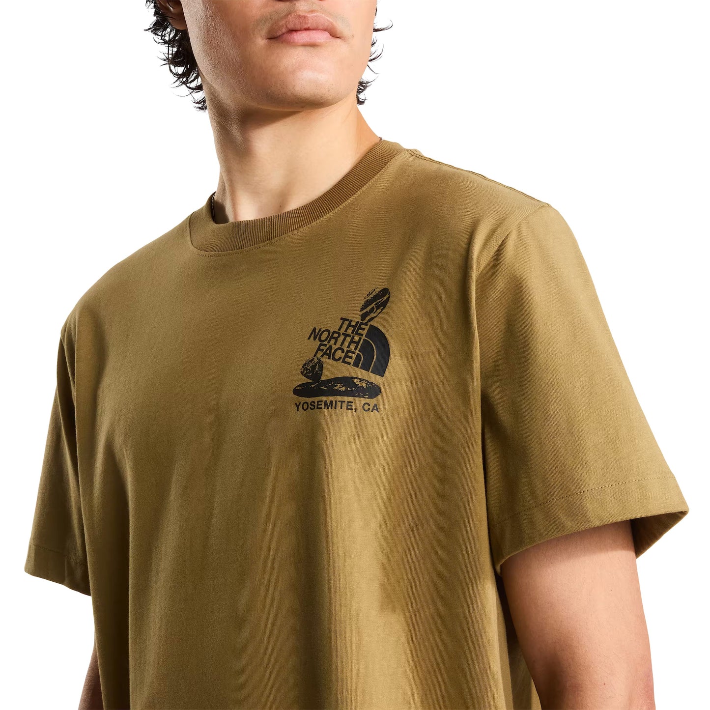 T-Shirt de manga curta para homem The North Face Stones Relaxed Graphic em Cedar. Foto de detalhe da parte da frente, vestida.