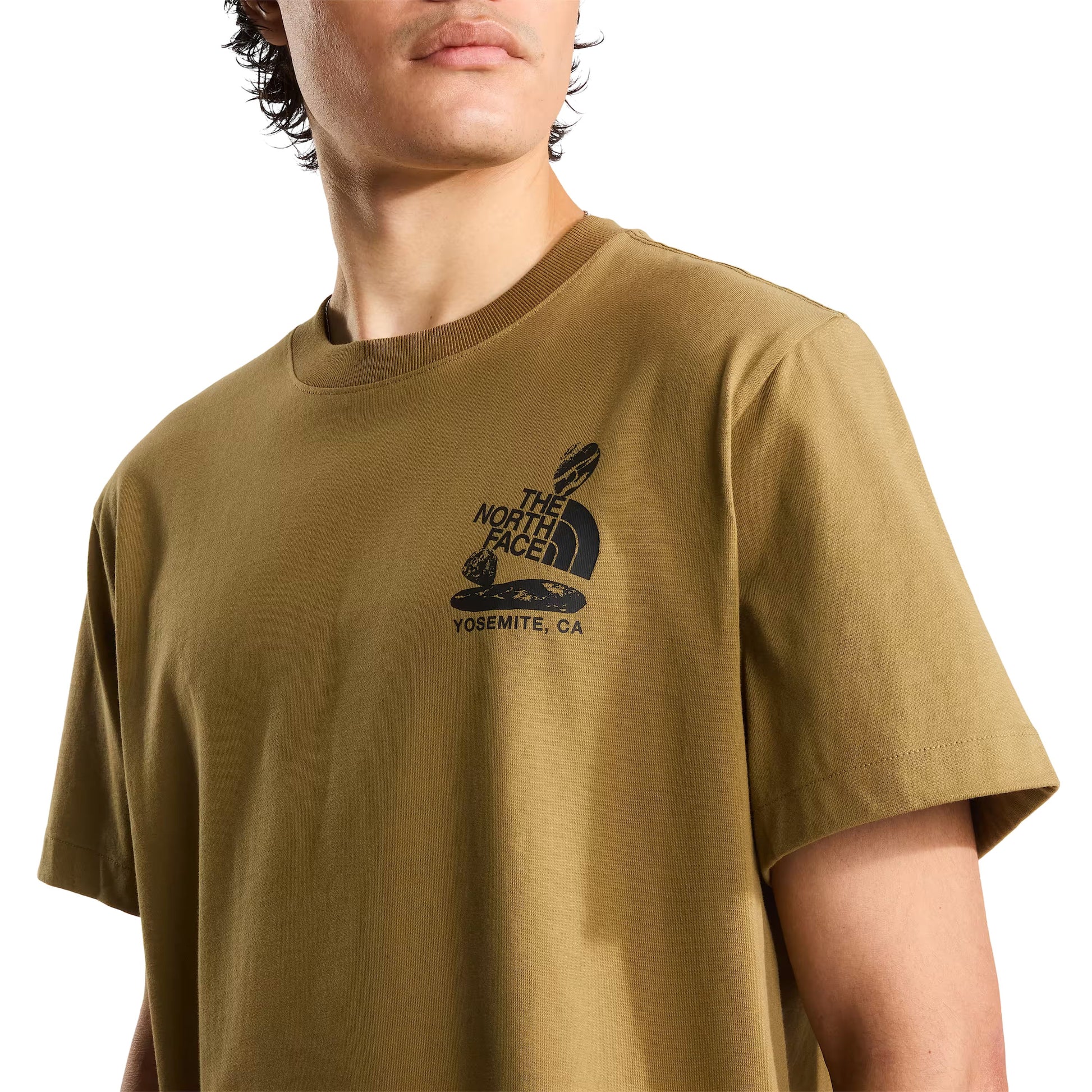 T-Shirt de manga curta para homem The North Face Stones Relaxed Graphic em Cedar. Foto de detalhe da parte da frente, vestida.