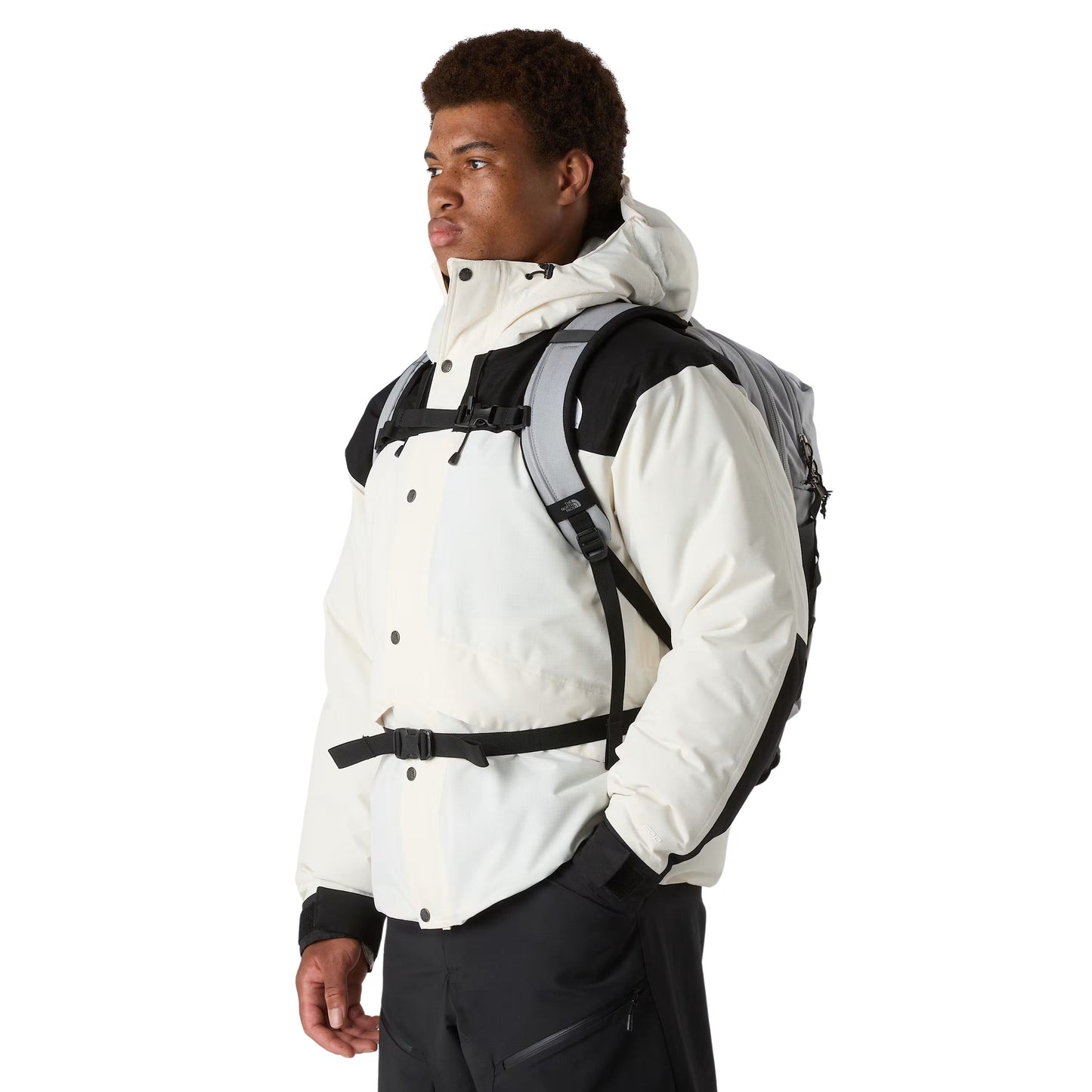Mochila unissexo The North Face Surge em Cinza Escuro Heather Meld/Preto TNF. Foto da mochila nas costas.