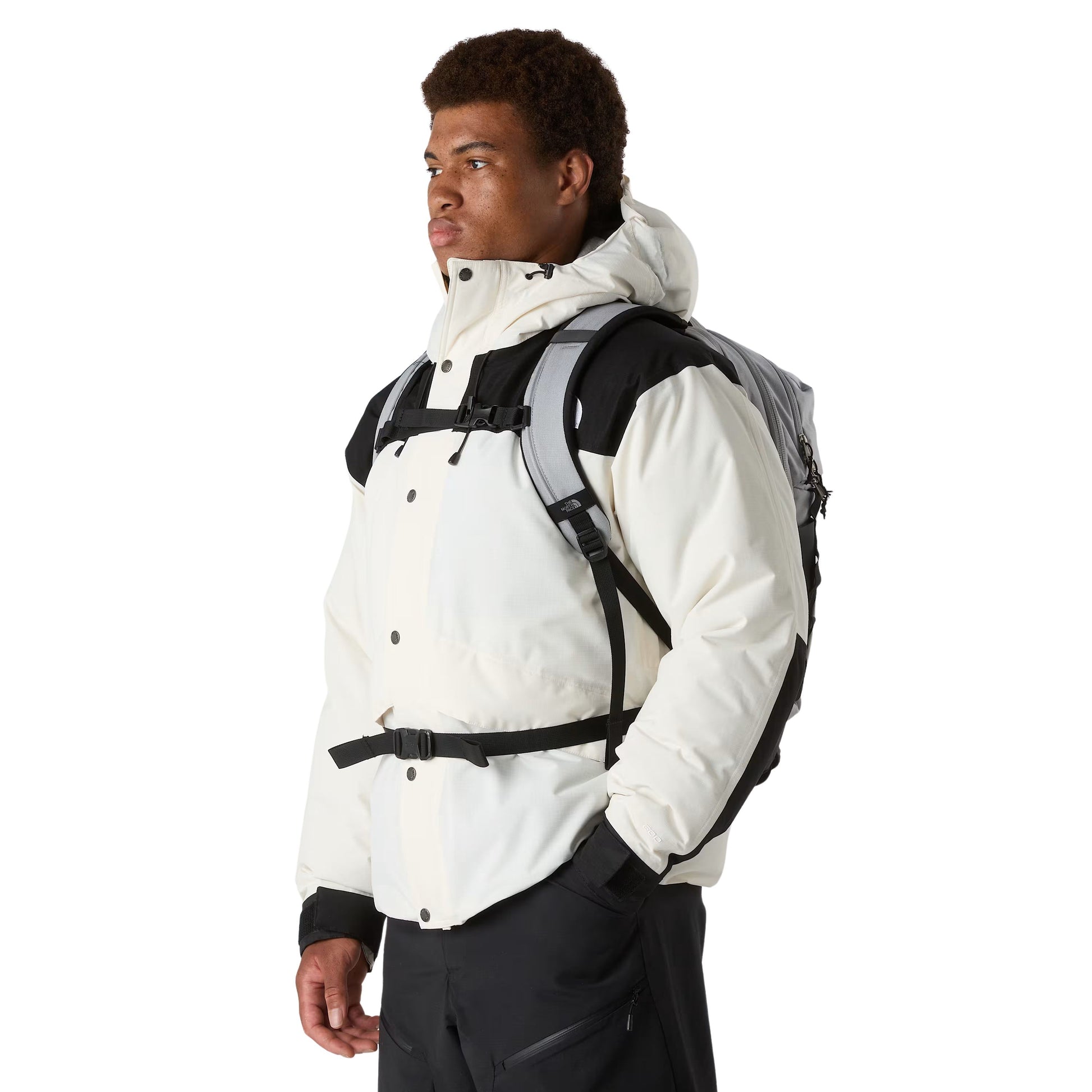 Mochila unissexo The North Face Surge em Cinza Escuro Heather Meld/Preto TNF. Foto da mochila nas costas.