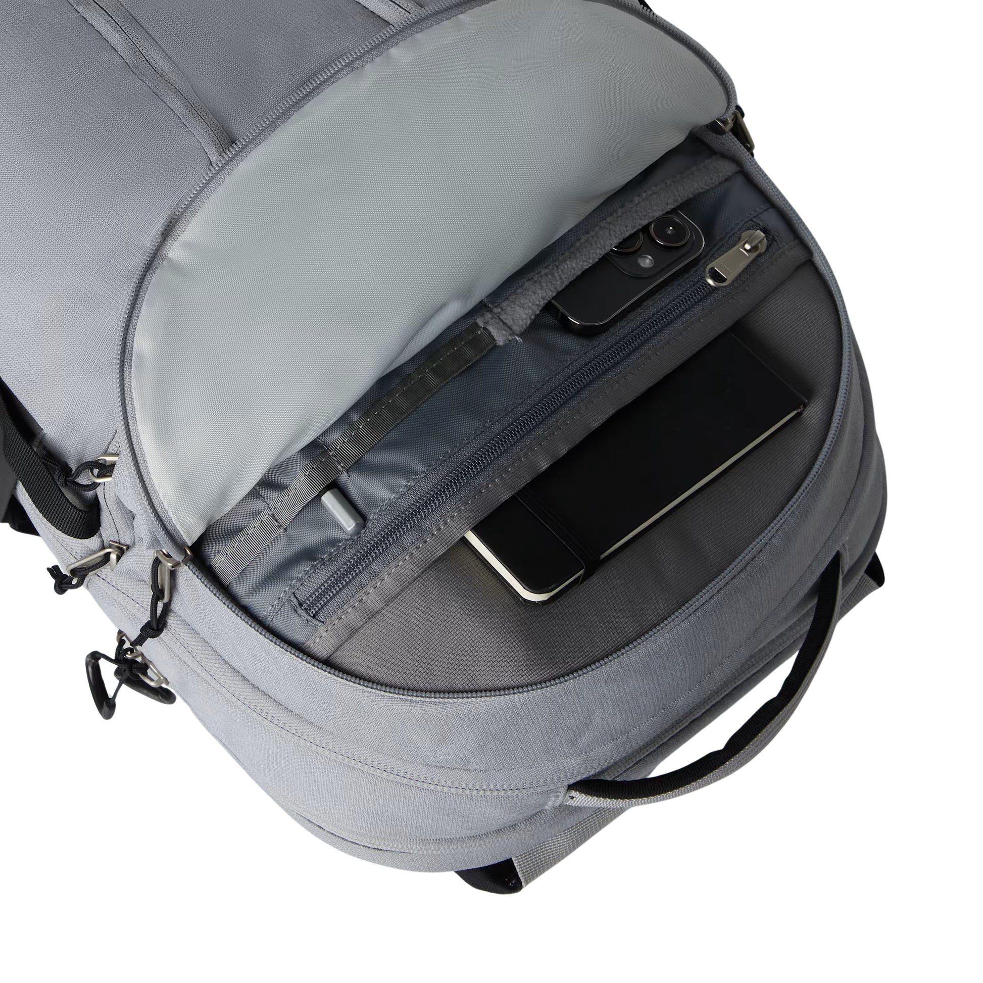 Mochila unissexo The North Face Surge em Cinza Escuro Heather Meld/Preto TNF. Foto de detalhe da bolsa exterior.