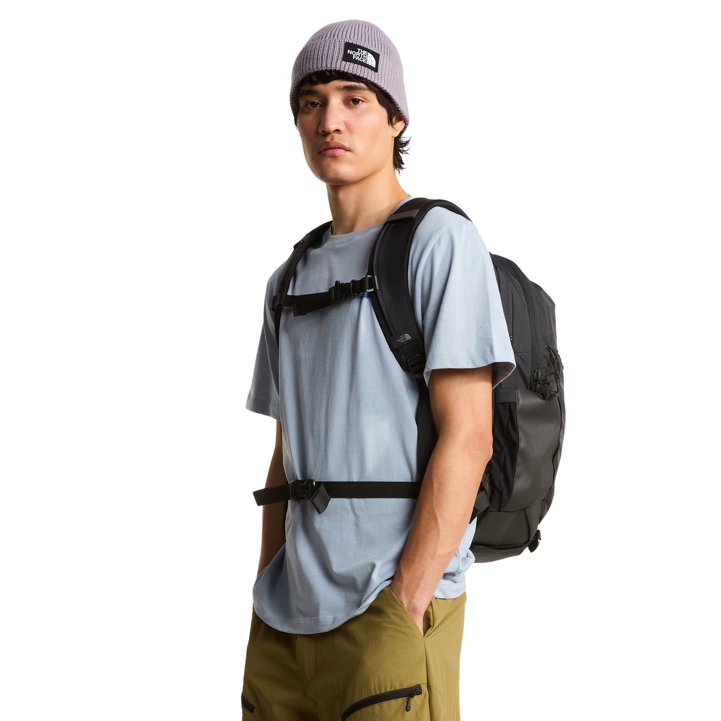 Mochila unissexo The North Face Surge em Preto TNF/Preto TNF. Foto da mochila nas costas.