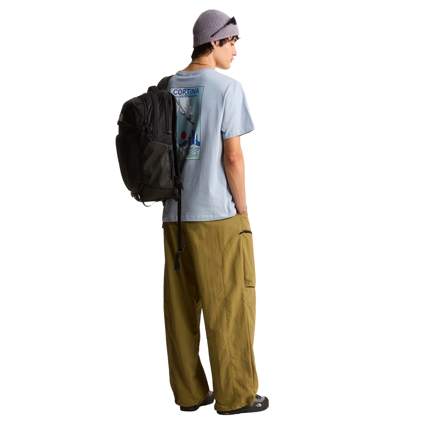 Mochila unissexo The North Face Surge em Preto TNF/Preto TNF. Foto da mochila nas costas.