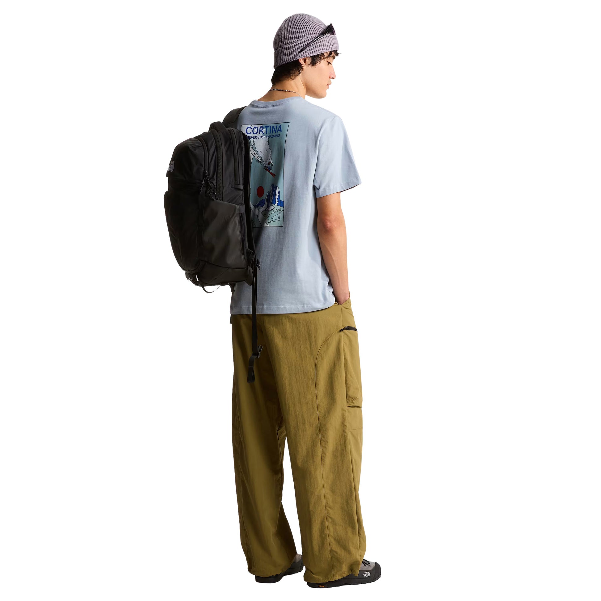 Mochila unissexo The North Face Surge em Preto TNF/Preto TNF. Foto da mochila nas costas.