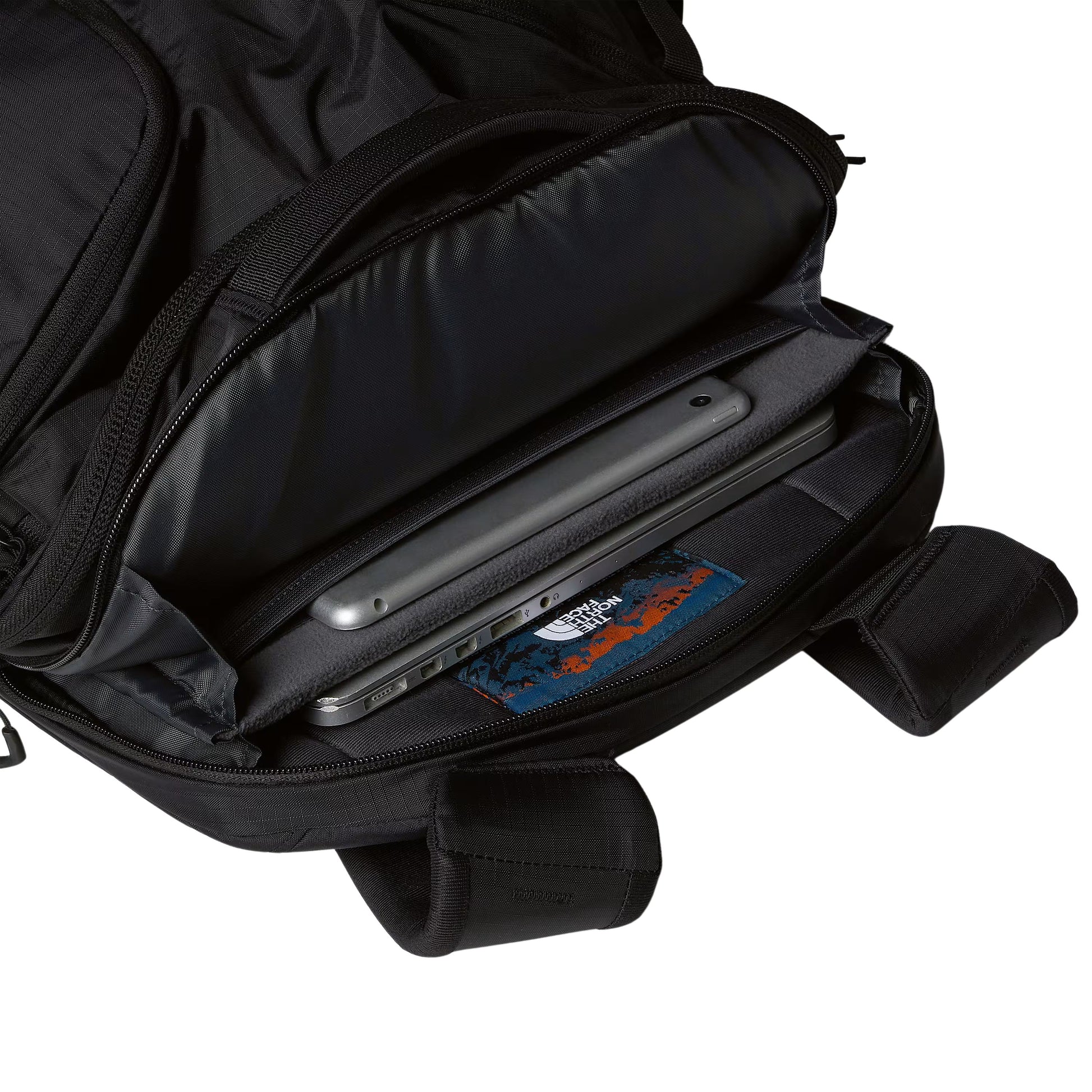 Mochila unissexo The North Face Surge em Preto TNF/Preto TNF. Foto de detalhe da bolsa dedicada ao transporte de equipamentos electrónicos.