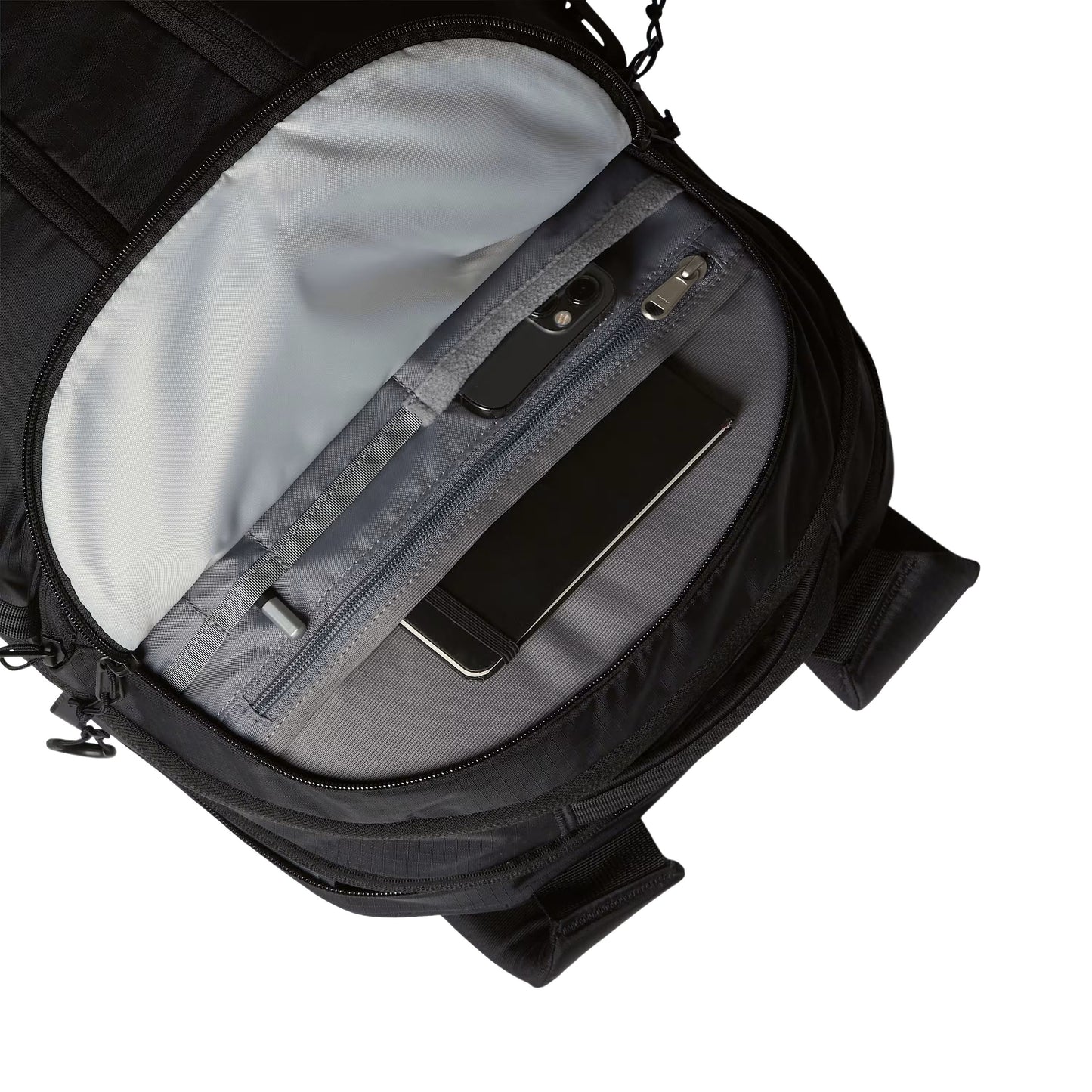 Mochila unissexo The North Face Surge em Preto TNF/Preto TNF. Foto de detalhe da bolsa exterior.