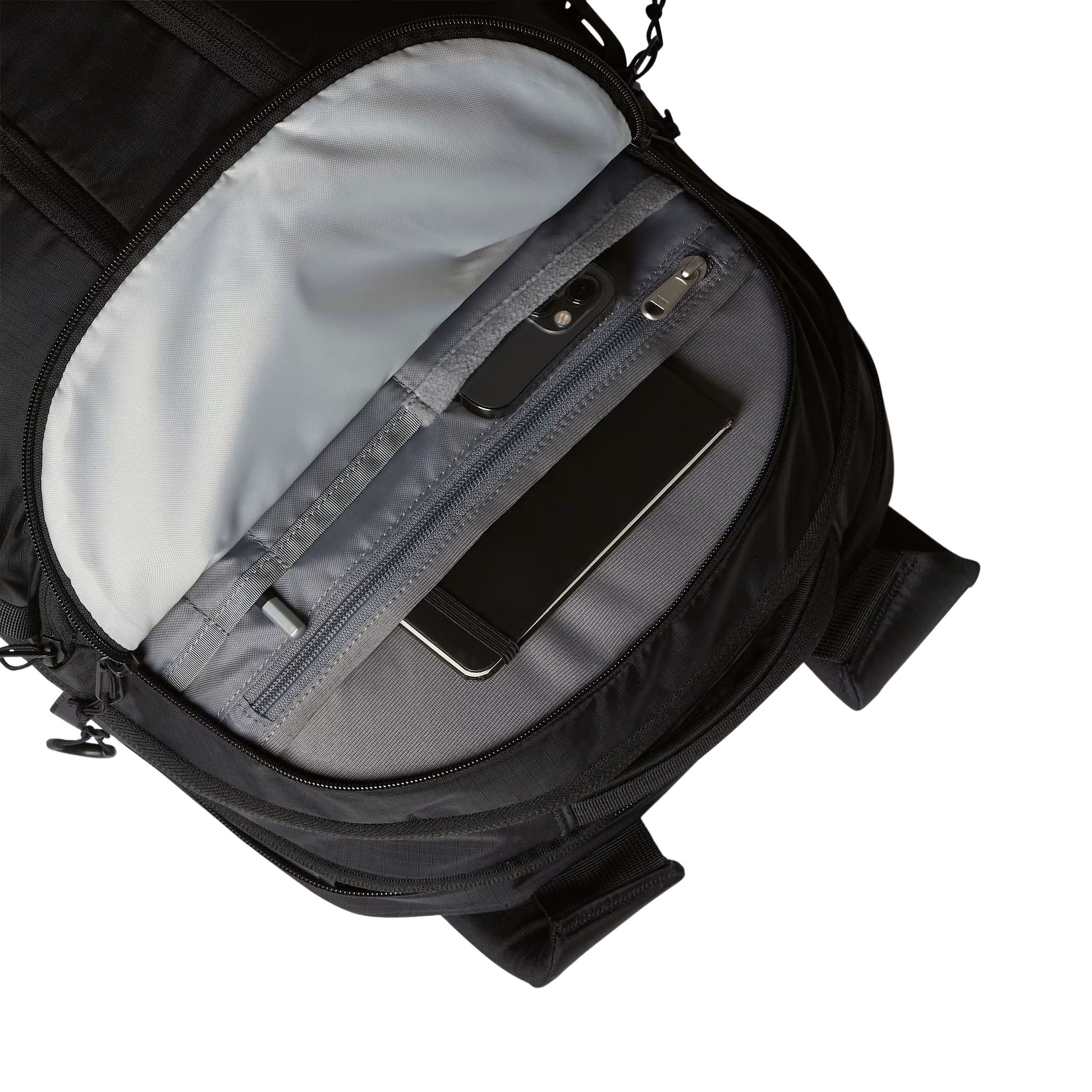 Mochila unissexo The North Face Surge em Preto TNF/Preto TNF. Foto de detalhe da bolsa exterior.
