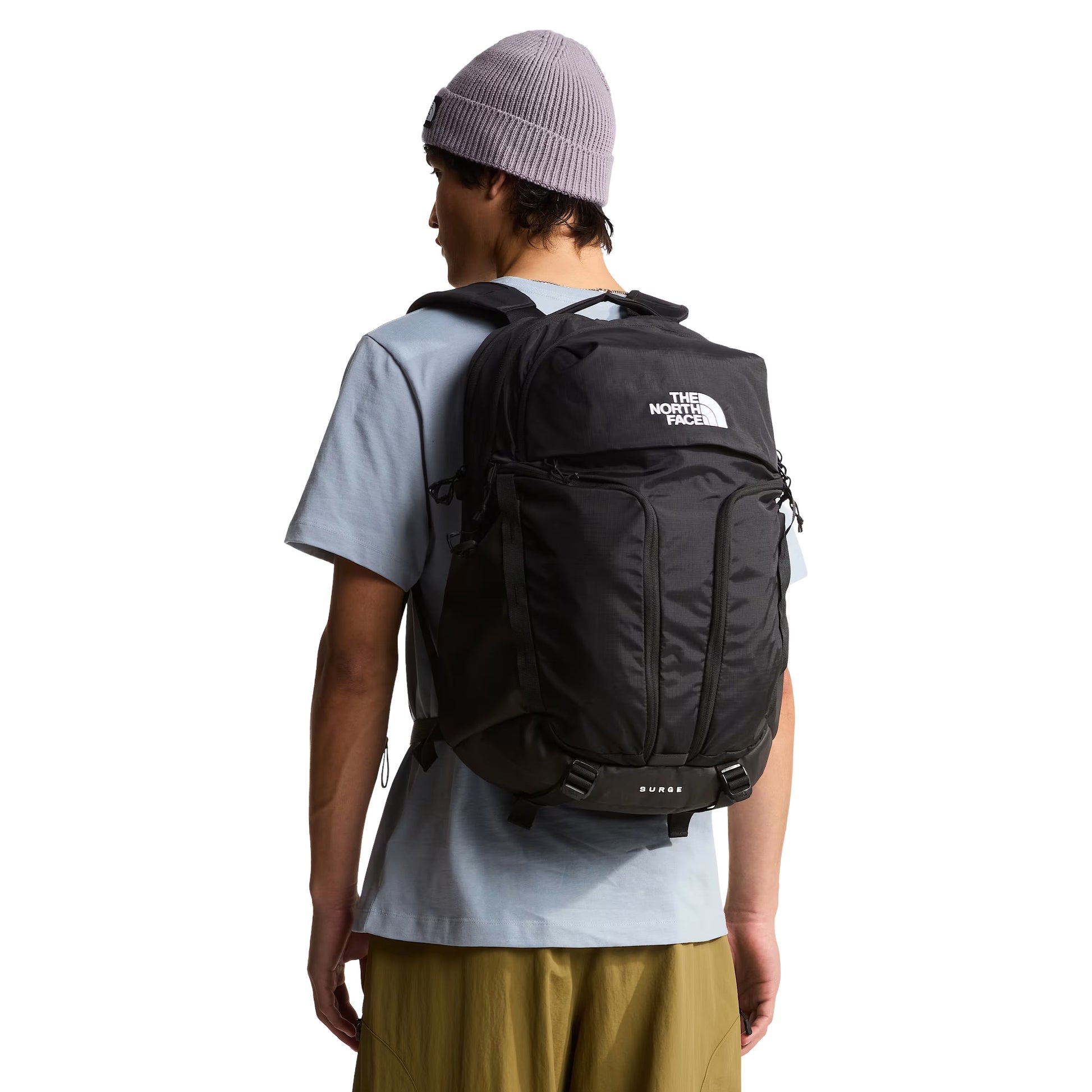 Mochila unissexo The North Face Surge em Preto TNF/Preto TNF. Foto da mochila nas costas.