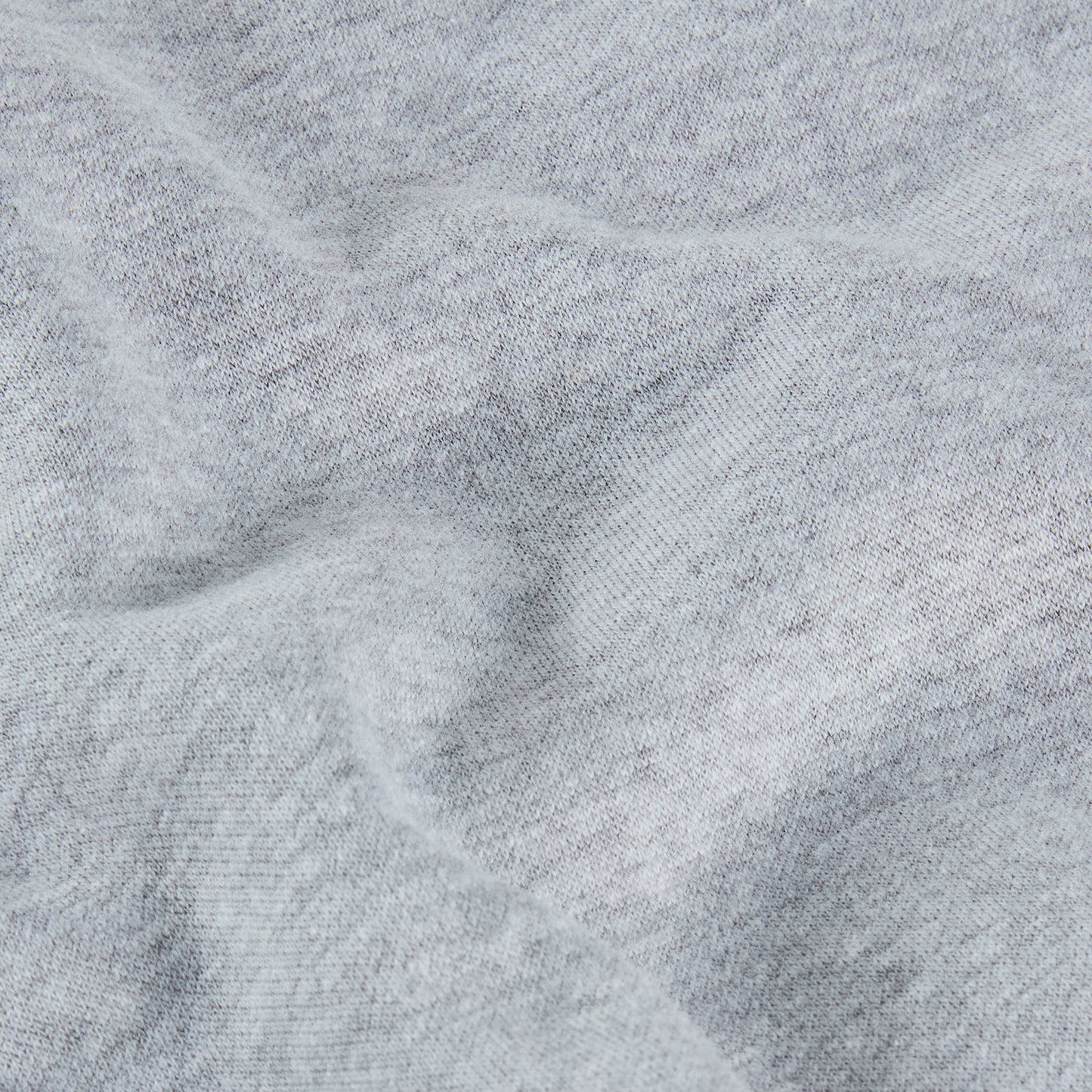 Sweat The North Face TNF Essential Simple Dome Relaxed em TNF Pale Grey Heather — detalhe da textura do tecido cardado exterior em Pale Grey Heather, malha escovada 64% algodão 36% poliéster 360 g/m² com acabamento felpudo visível, fundo cinza claro.