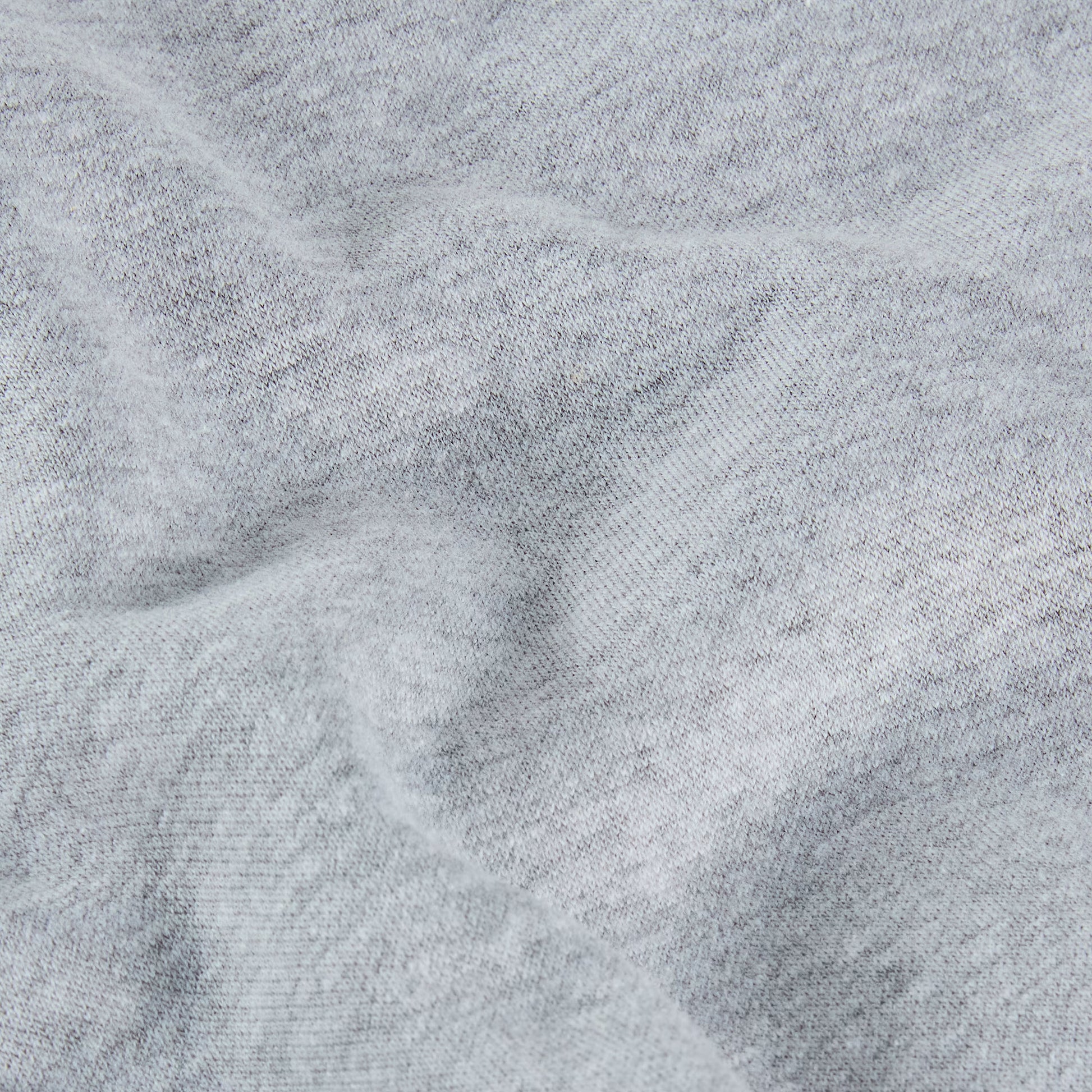 Sweat The North Face TNF Essential Simple Dome Relaxed em TNF Pale Grey Heather — detalhe da textura do tecido cardado exterior em Pale Grey Heather, malha escovada 64% algodão 36% poliéster 360 g/m² com acabamento felpudo visível, fundo cinza claro.