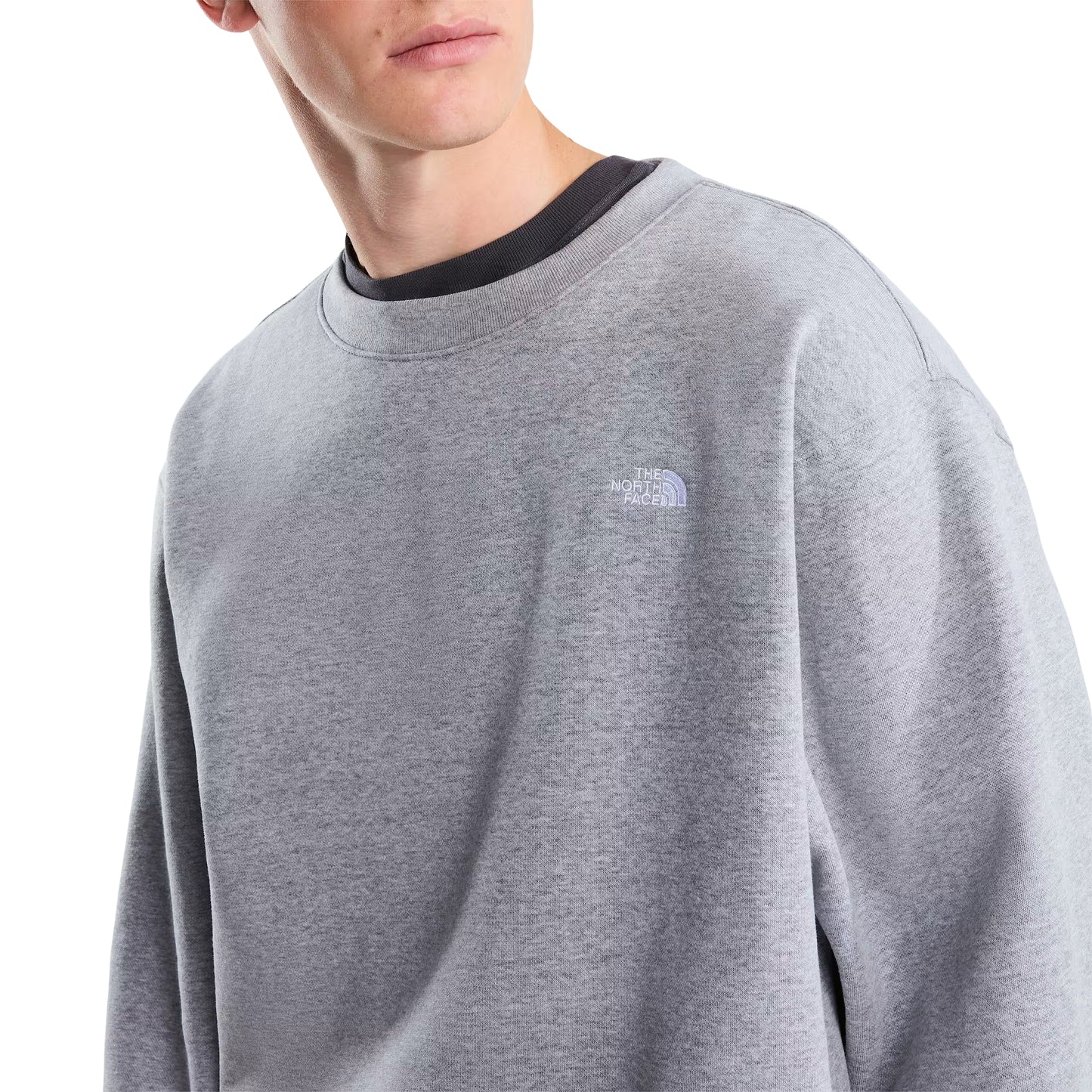 Sweat The North Face TNF Essential Simple Dome Relaxed em TNF Pale Grey Heather — detalhe do peito esquerdo, logótipo "The North Face" half-dome bordado em branco em close-up, textura da malha cardada Pale Grey Heather 360 g/m² e gola canelada cinza escuro visíveis, fundo branco.
