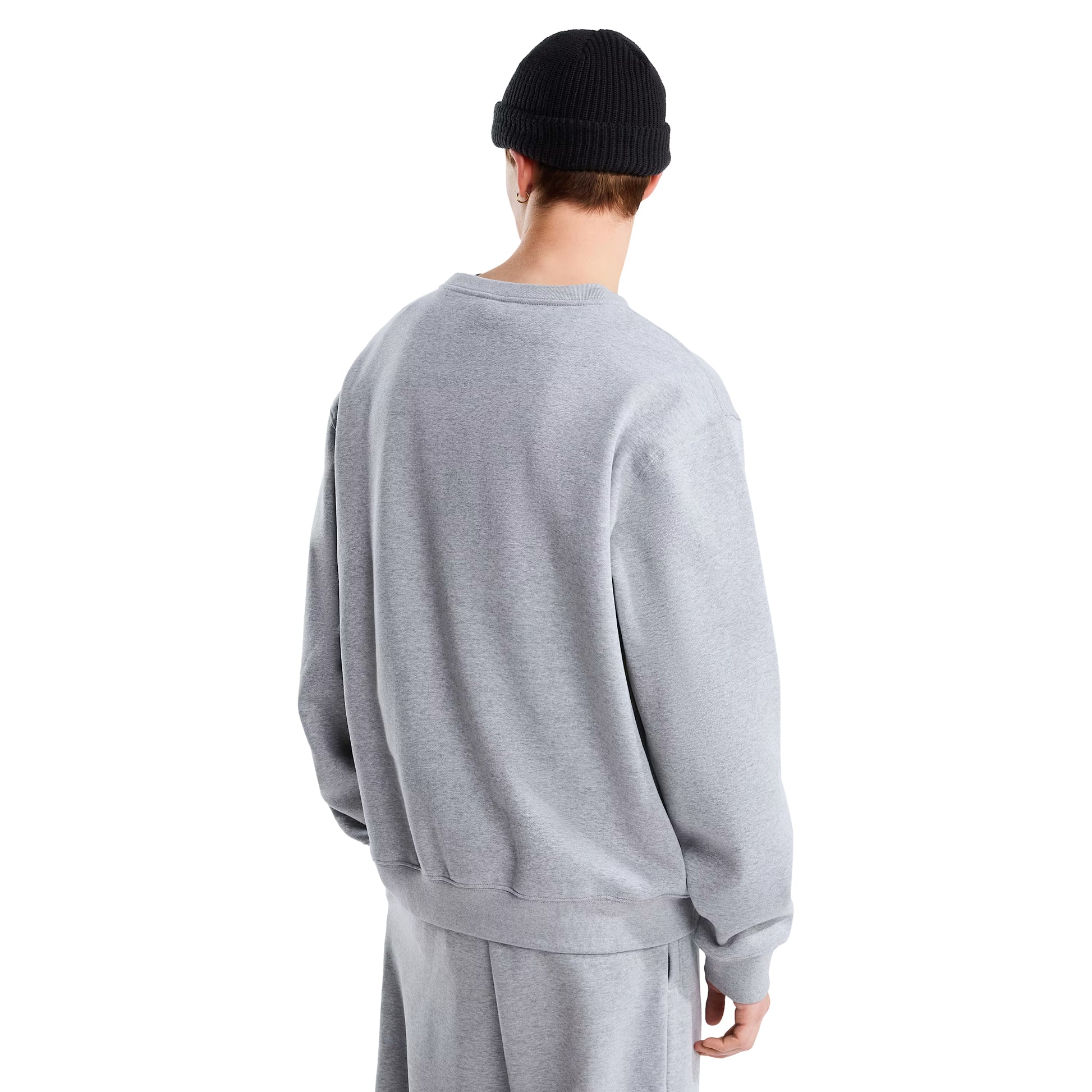 Sweat The North Face TNF Essential Simple Dome Relaxed em TNF Pale Grey Heather — modelo masculino de costas, corpo inteiro, gorro preto TNF, calças de fato de treino TNF Pale Grey Heather, costas limpas em malha cardada Pale Grey Heather e bainha canelada visíveis, fundo branco.