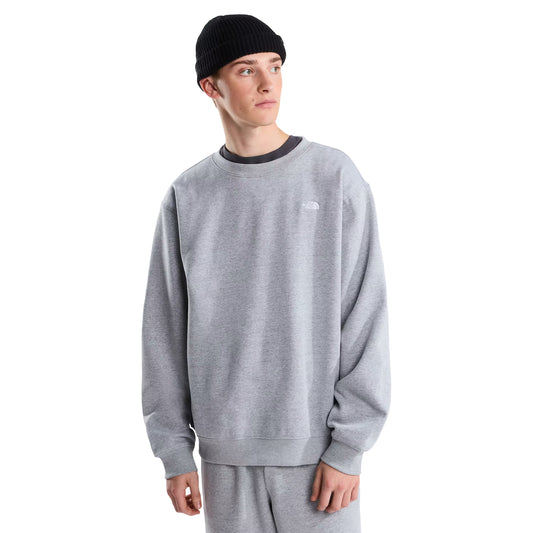 Sweat The North Face TNF Essential Simple Dome Relaxed em TNF Pale Grey Heather — modelo masculino de frente, meio corpo, gorro preto TNF, calças de fato de treino TNF Pale Grey Heather, logótipo TNF half-dome bordado em branco no peito esquerdo e gola canelada cinza escuro visíveis, fundo branco.