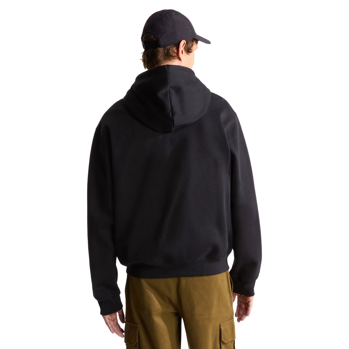 Hoodie The North Face TNF Essential Simple Dome Relaxed Full Zip em TNF Black — modelo masculino de costas, meio corpo, boné TNF preto, calças cargo verde-oliva, costas limpas em malha cardada preta e capuz com pregas visíveis, fundo branco.
