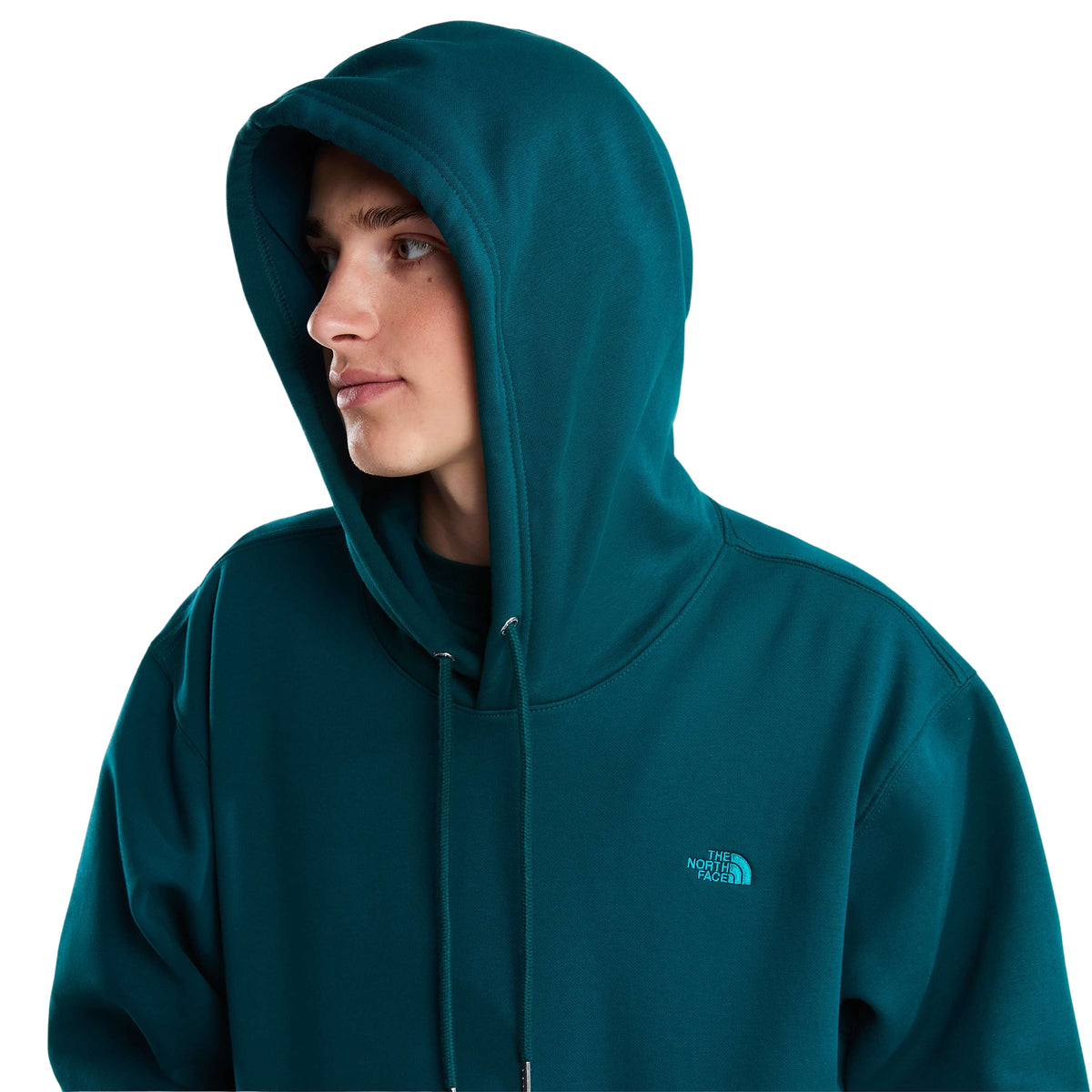 Vista aproximada da sweat The North Face Essential Simple Dome Pacific Teal num modelo com o capuz colocado e logótipo bordado visível.