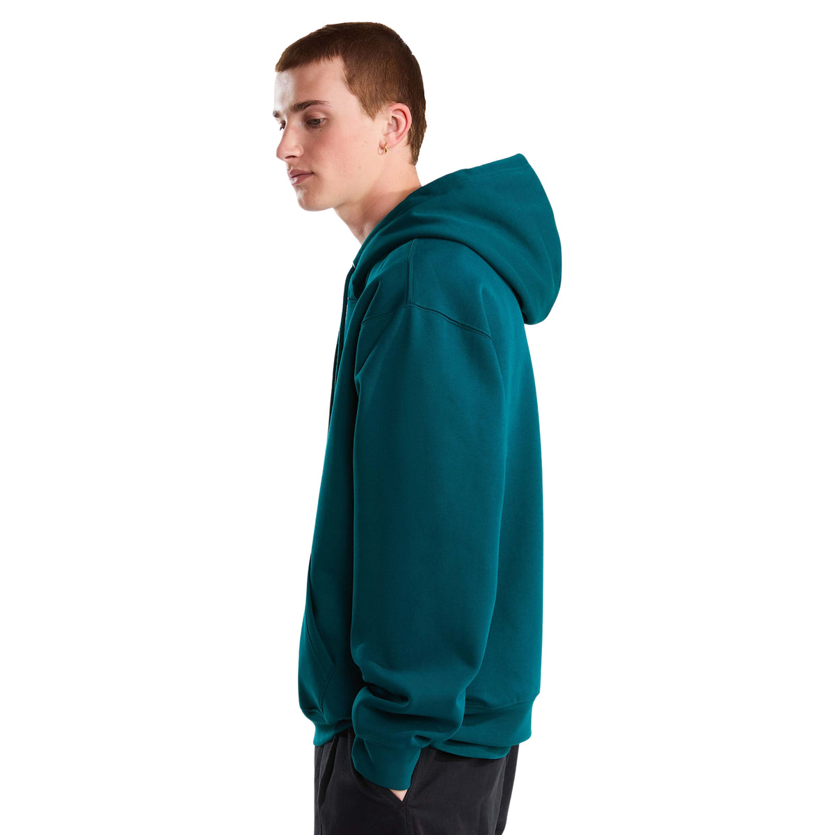 Vista lateral da sweat com capuz The North Face Essential Simple Dome Pacific Teal num modelo, mostrando o corte amplo e o punho canelado.