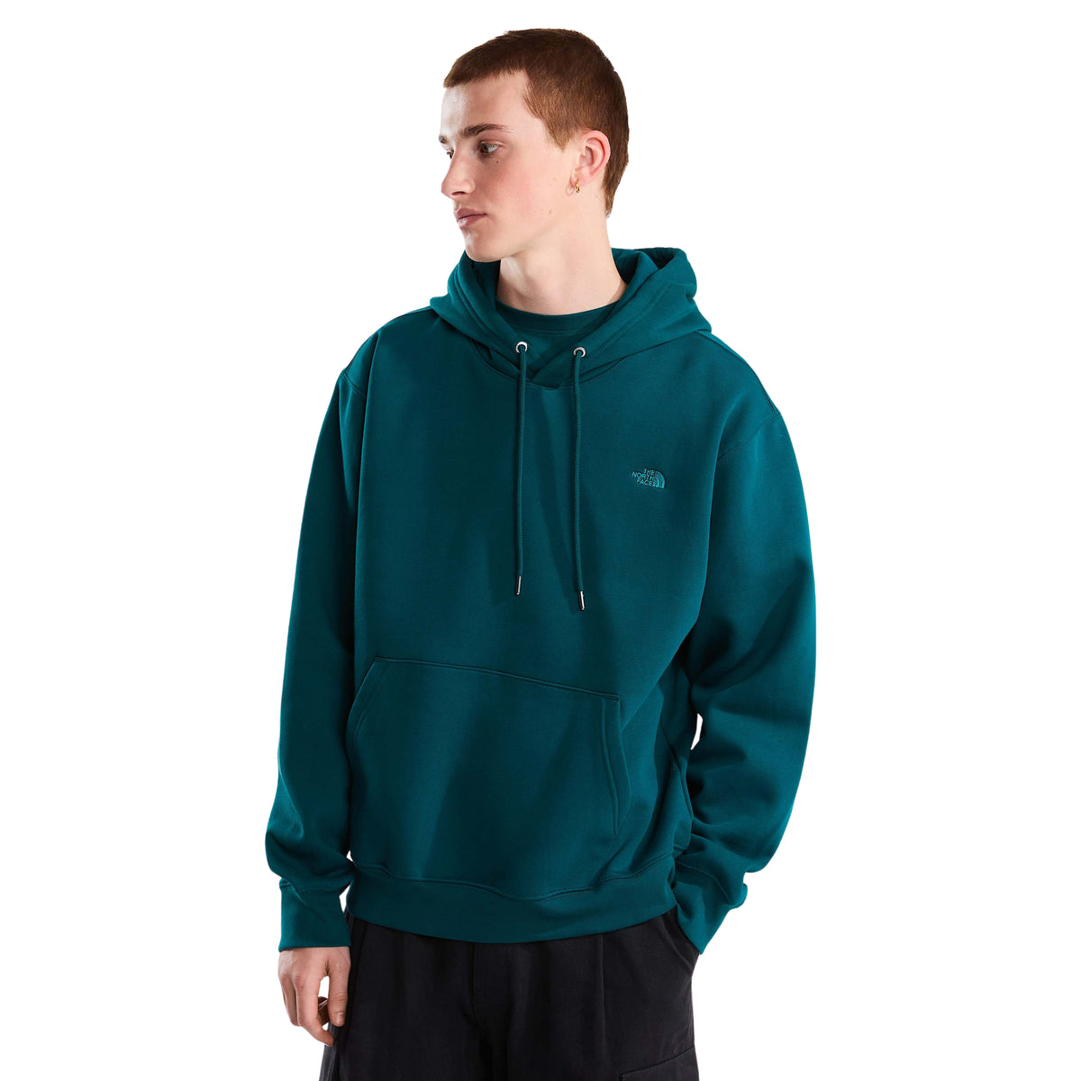 Modelo de frente com sweat com capuz The North Face Essential Simple Dome Pacific Teal, com bolso canguru e logótipo bordado no peito.