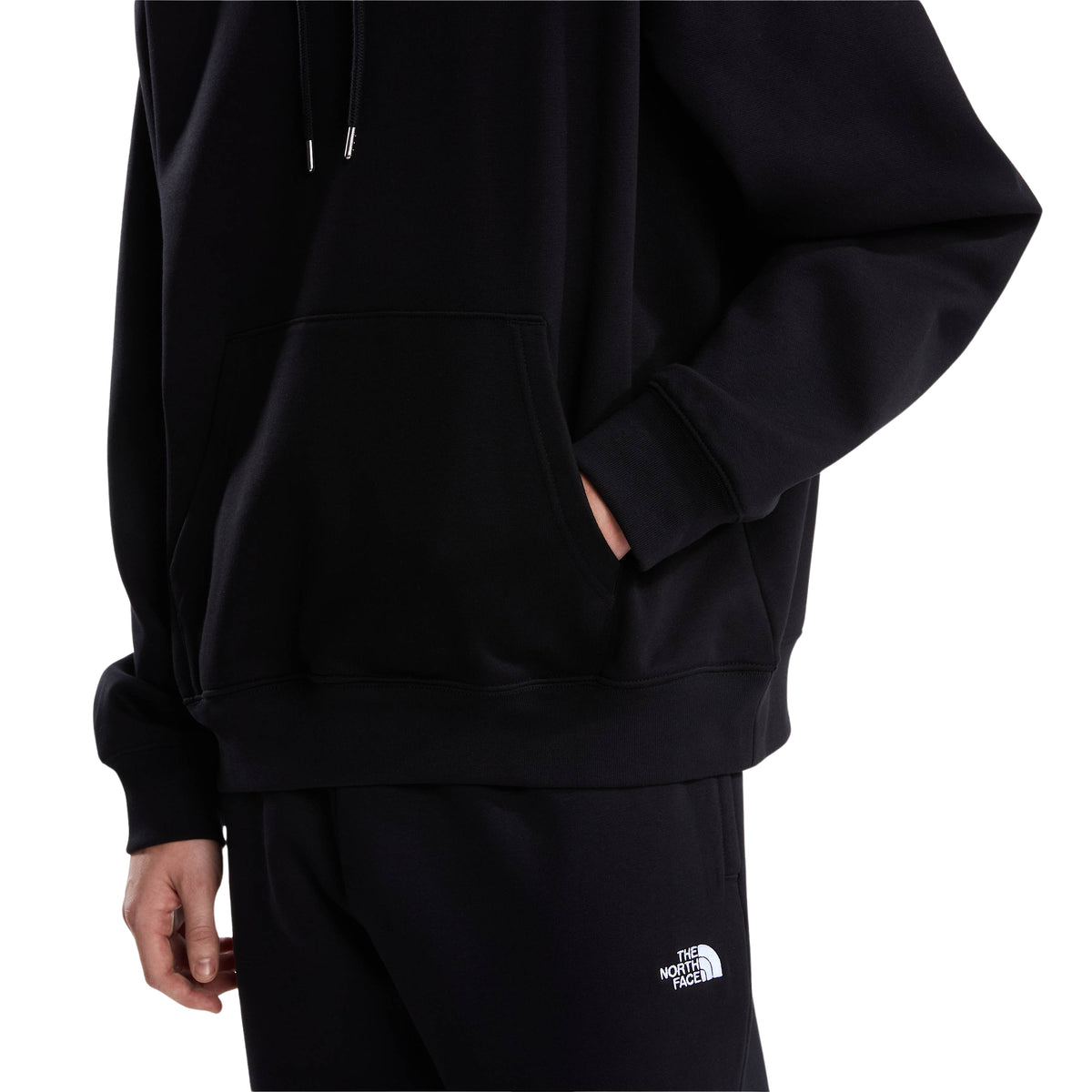 Pormenor do bolso canguru, punhos e bainha canelados da sweat The North Face Essential Simple Dome preta.