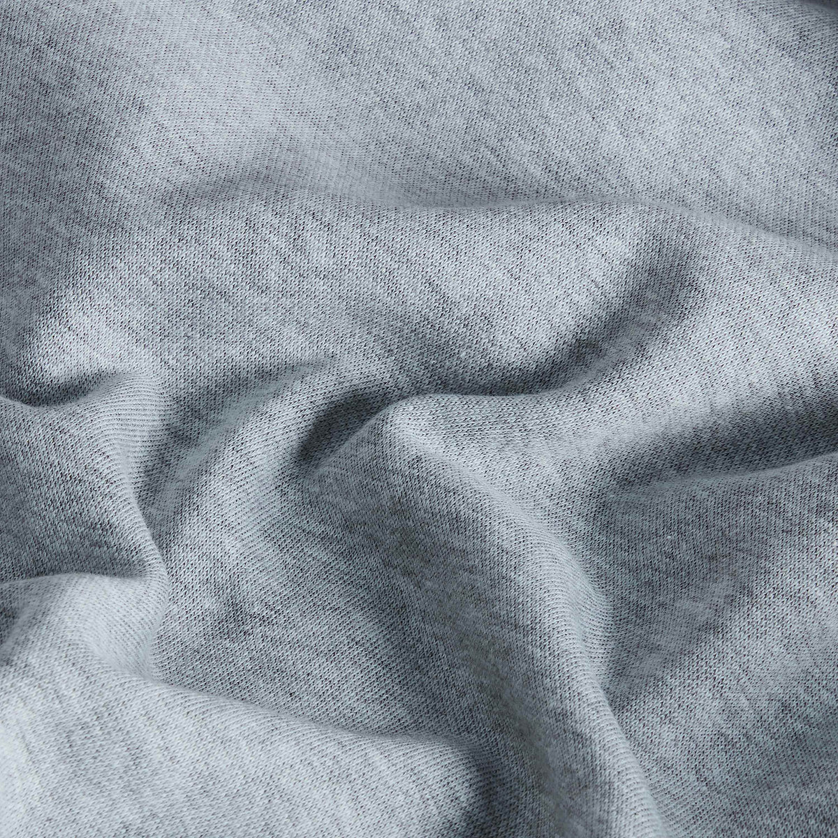 Pormenor da textura do tecido cinza-claro mesclado da sweat The North Face Essential Simple Dome.