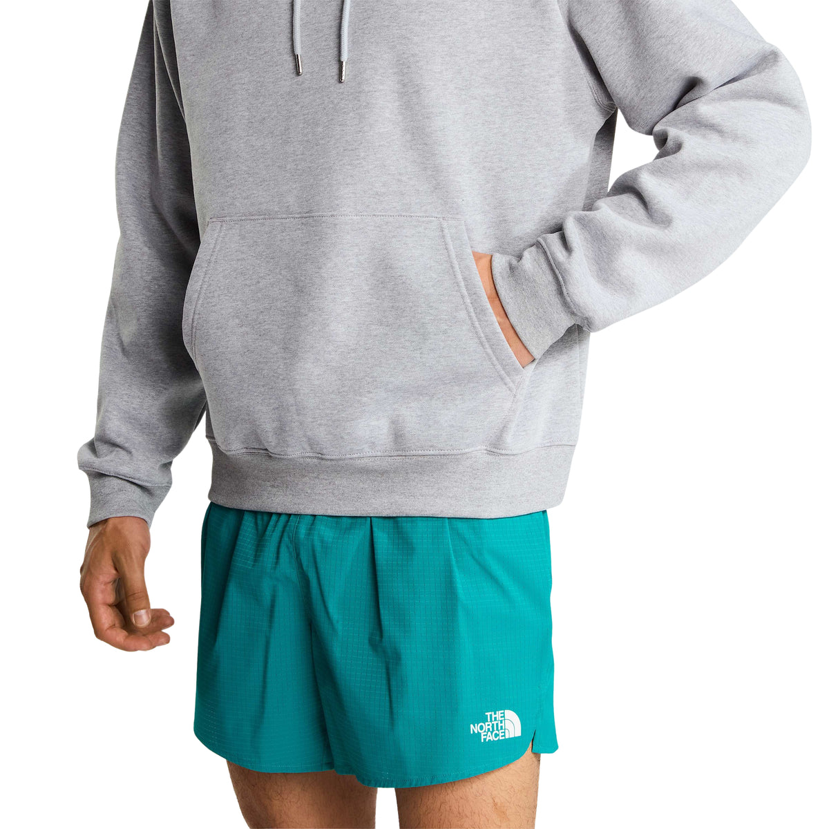 Pormenor do bolso canguru, punhos e bainha canelados da sweat The North Face Essential Simple Dome cinza-claro mesclado.