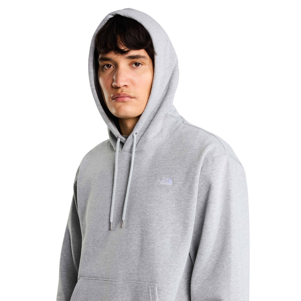 Vista aproximada da sweat The North Face Essential Simple Dome cinza-claro mesclado num modelo, com capuz colocado e logótipo bordado no peito.
