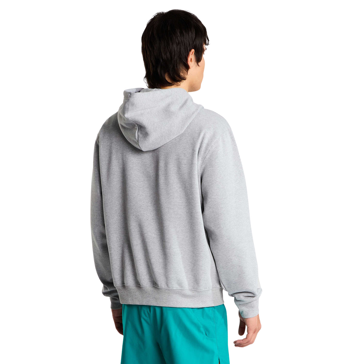 Vista traseira a três quartos da sweat The North Face Essential Simple Dome cinza-claro mesclado num modelo, com capuz pousado nas costas.