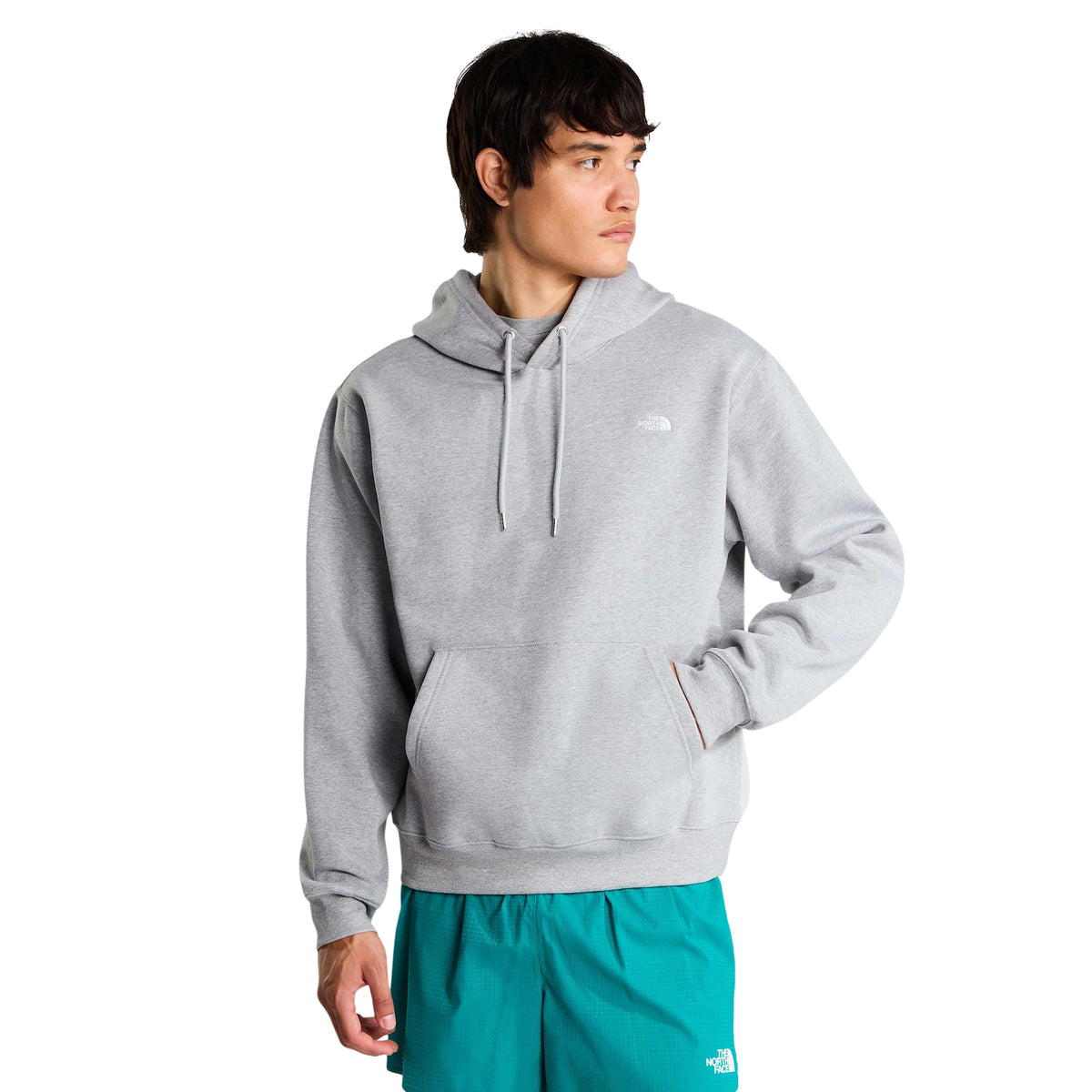 Modelo de frente com sweat The North Face Essential Simple Dome cinza-claro mesclado, com capuz, bolso canguru e logótipo branco no peito.