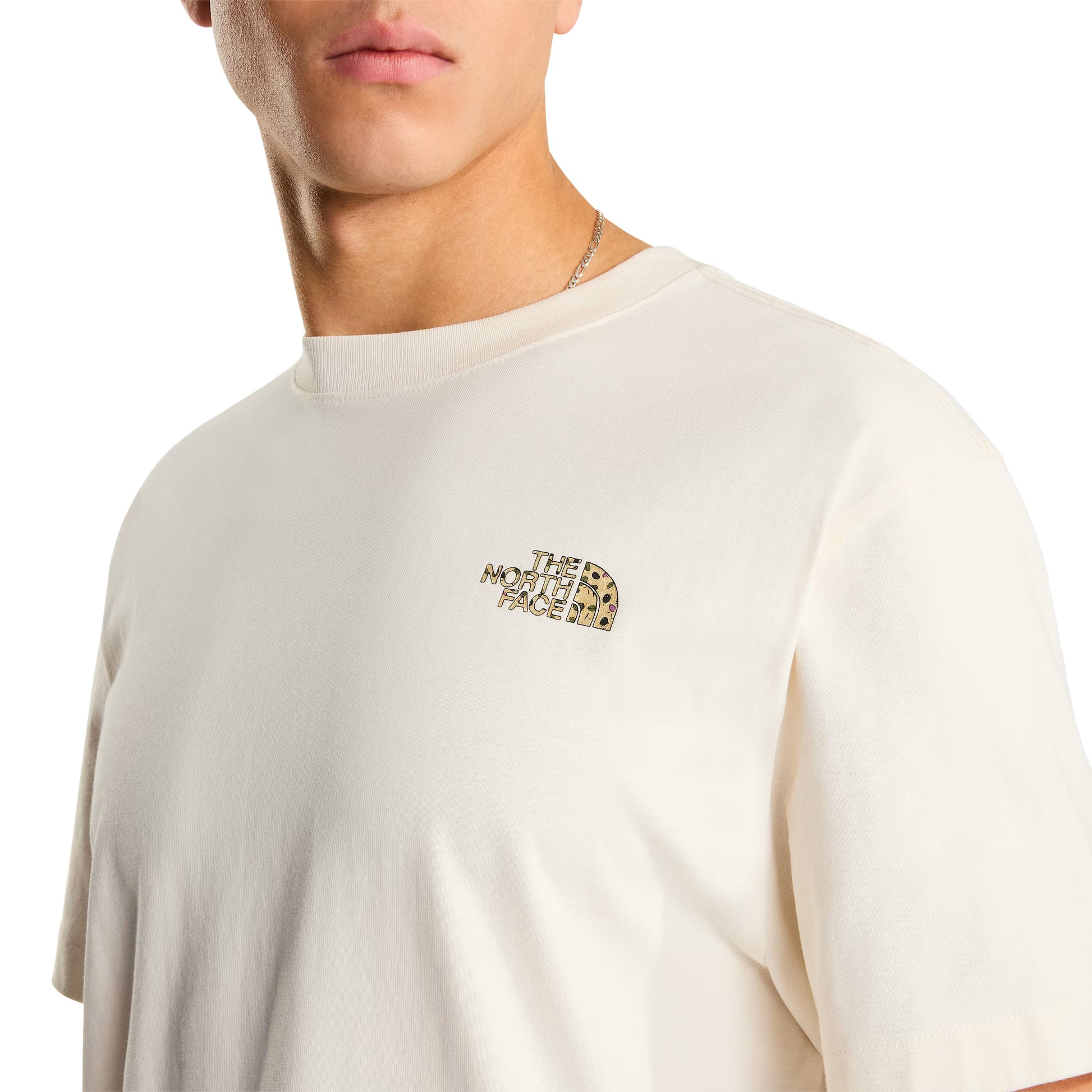 T-Shirt de manga curta unissexo The North Face TNF Snack Relaxed Graphic em Branco Dune. Foto de detalhe da parte da frente, vestida.