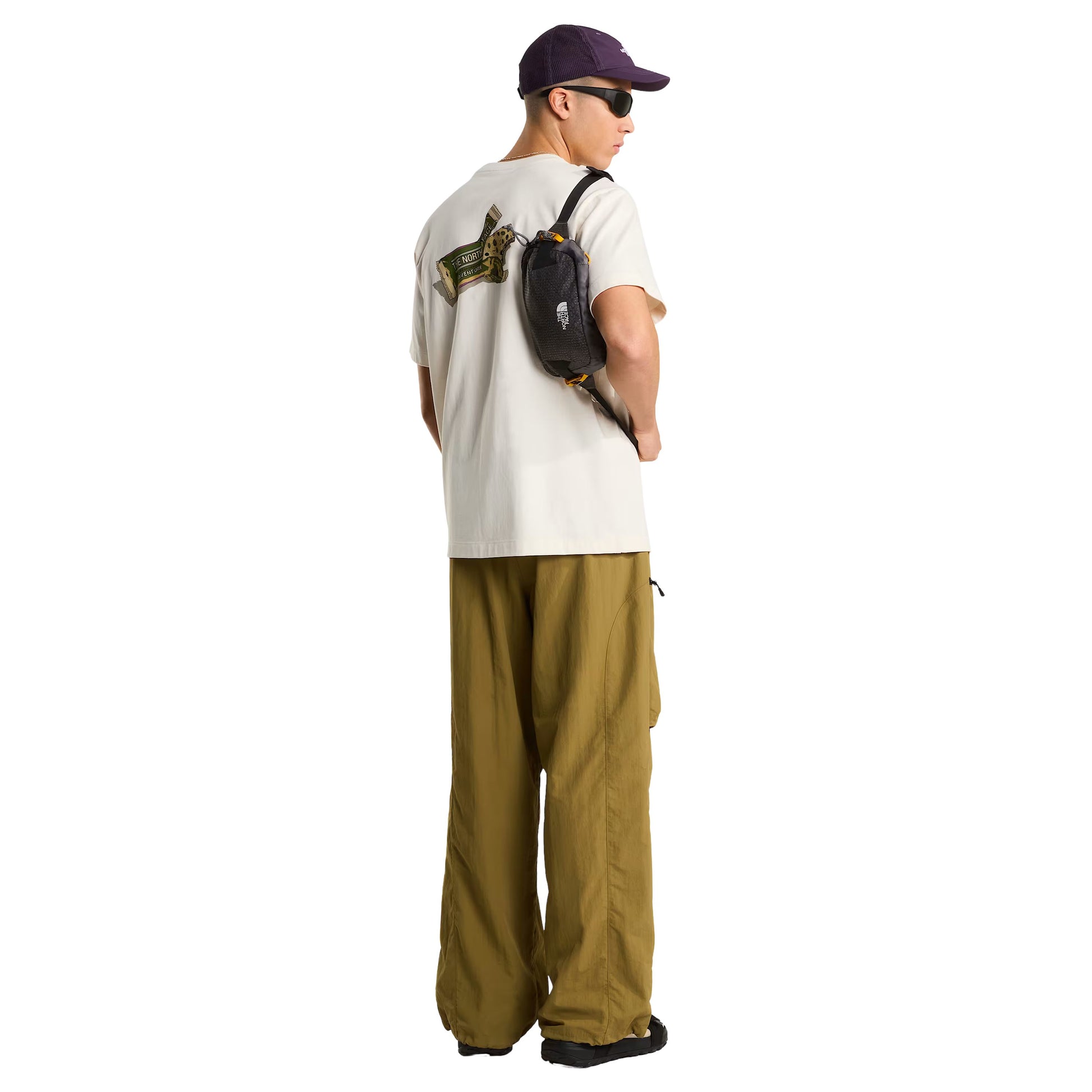 T-Shirt de manga curta unissexo The North Face TNF Snack Relaxed Graphic em Branco Dune. Foto da parte de trás, vestida.