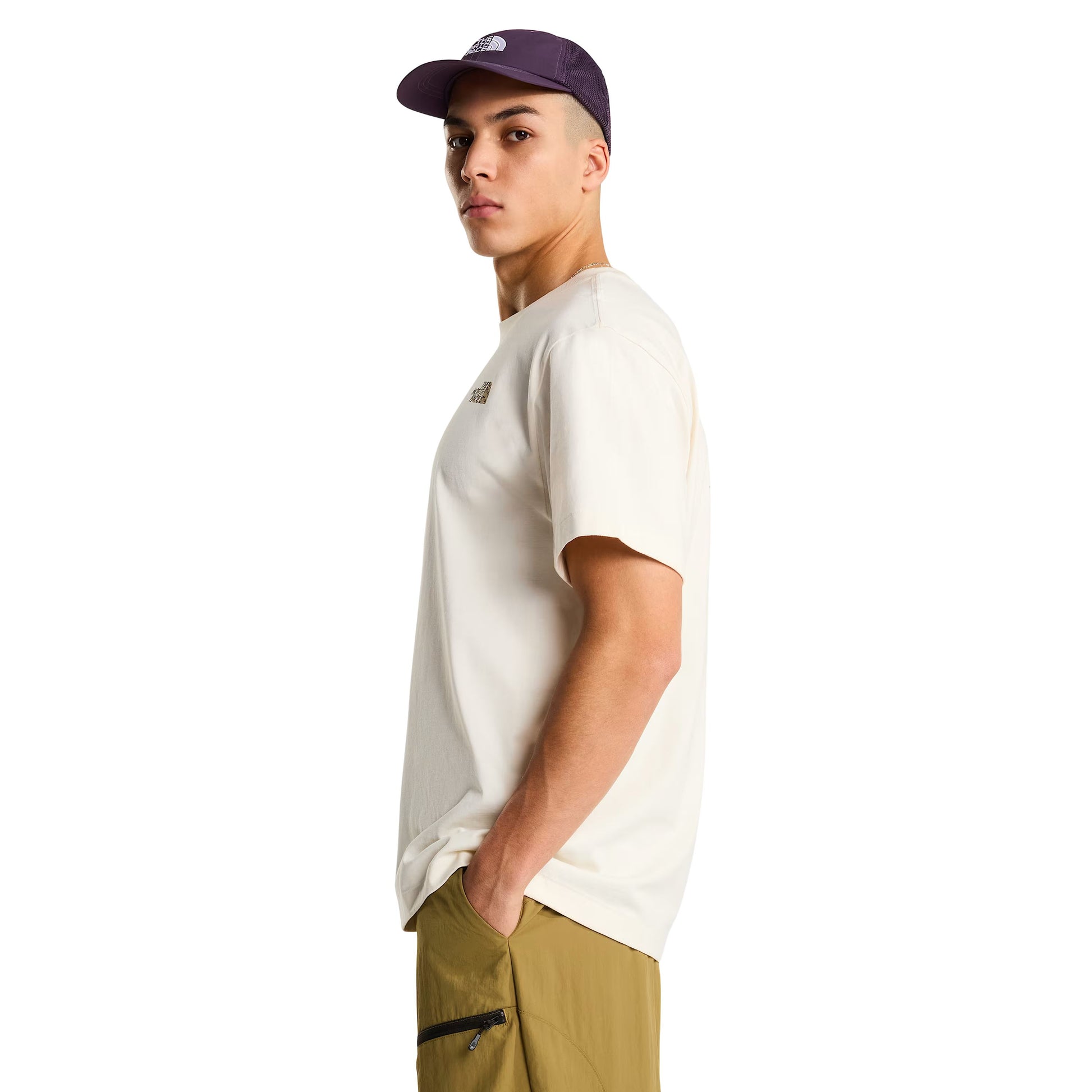 T-Shirt de manga curta unissexo The North Face TNF Snack Relaxed Graphic em Branco Dune. Foto da lateral, vestida.