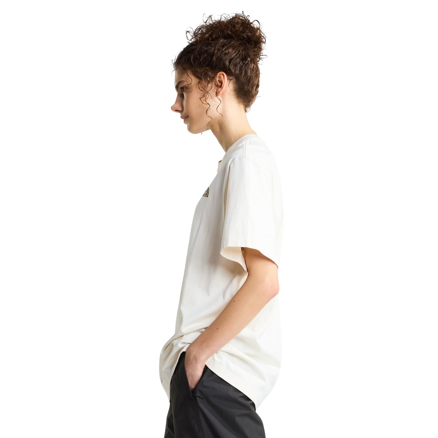 T-Shirt de manga curta unissexo The North Face TNF Snack Relaxed Graphic em Branco Dune. Foto da lateral, vestida.