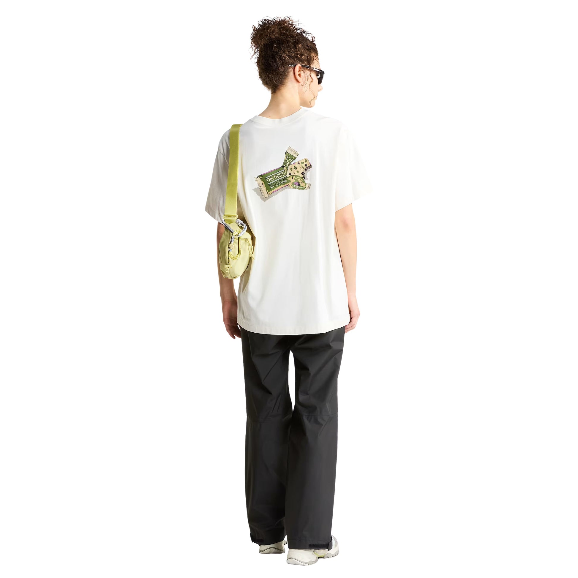 T-Shirt de manga curta unissexo The North Face TNF Snack Relaxed Graphic em Branco Dune. Foto da parte de trás, vestida.