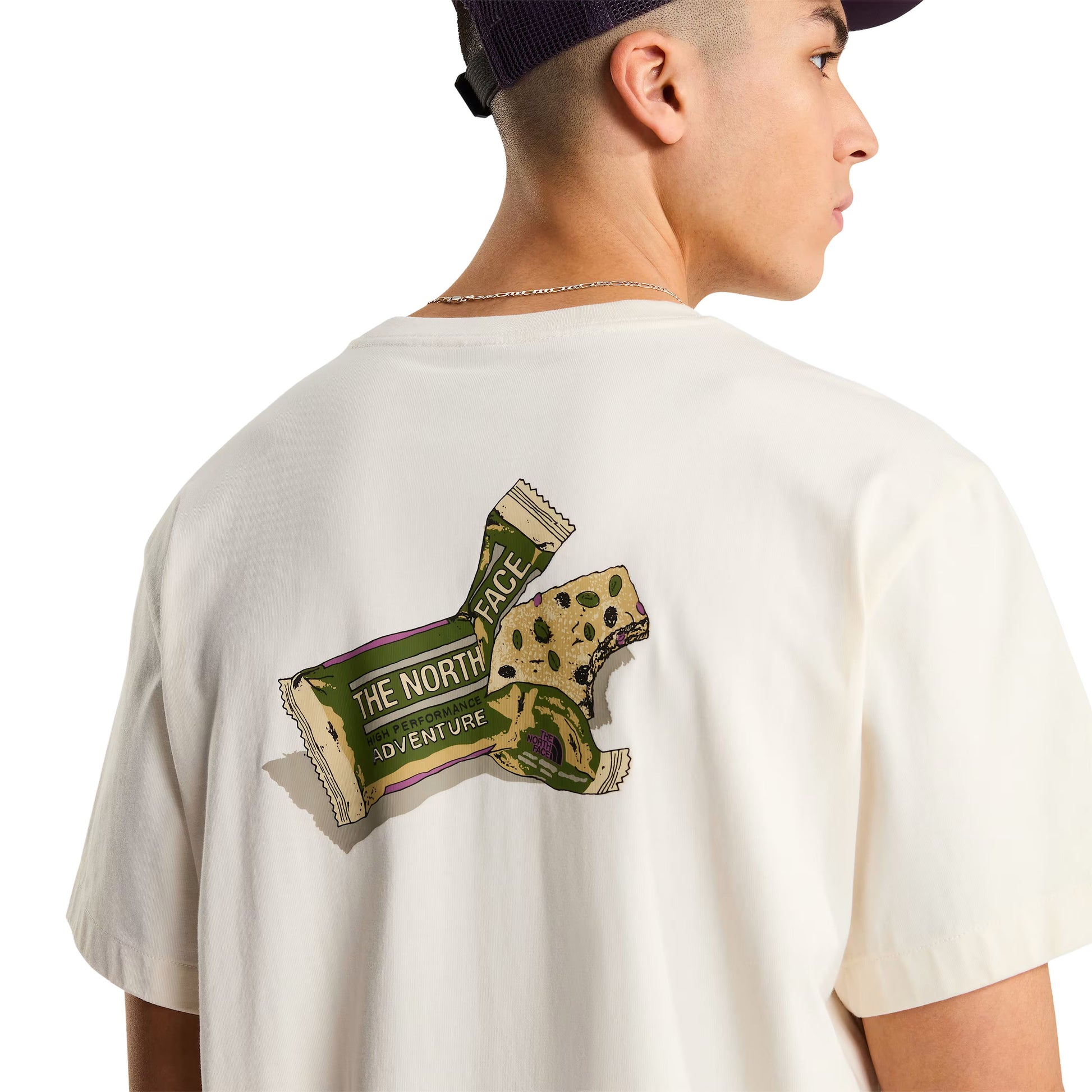 T-Shirt de manga curta unissexo The North Face TNF Snack Relaxed Graphic em Branco Dune. Foto de detahe da parte da frente, vestida.