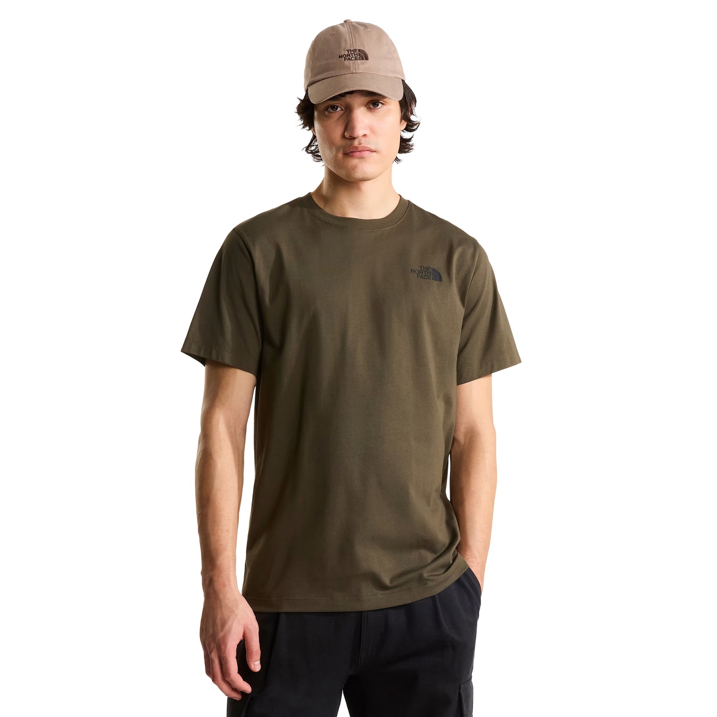 T-Shirt The North Face Yosemite Oak Box NSE Regular em New Taupe Green — modelo masculino de frente, corpo inteiro, boné TNF bege/taupe, calças cargo pretas, logo TNF em serigrafia no peito esquerdo visível, corte regular, fundo branco.