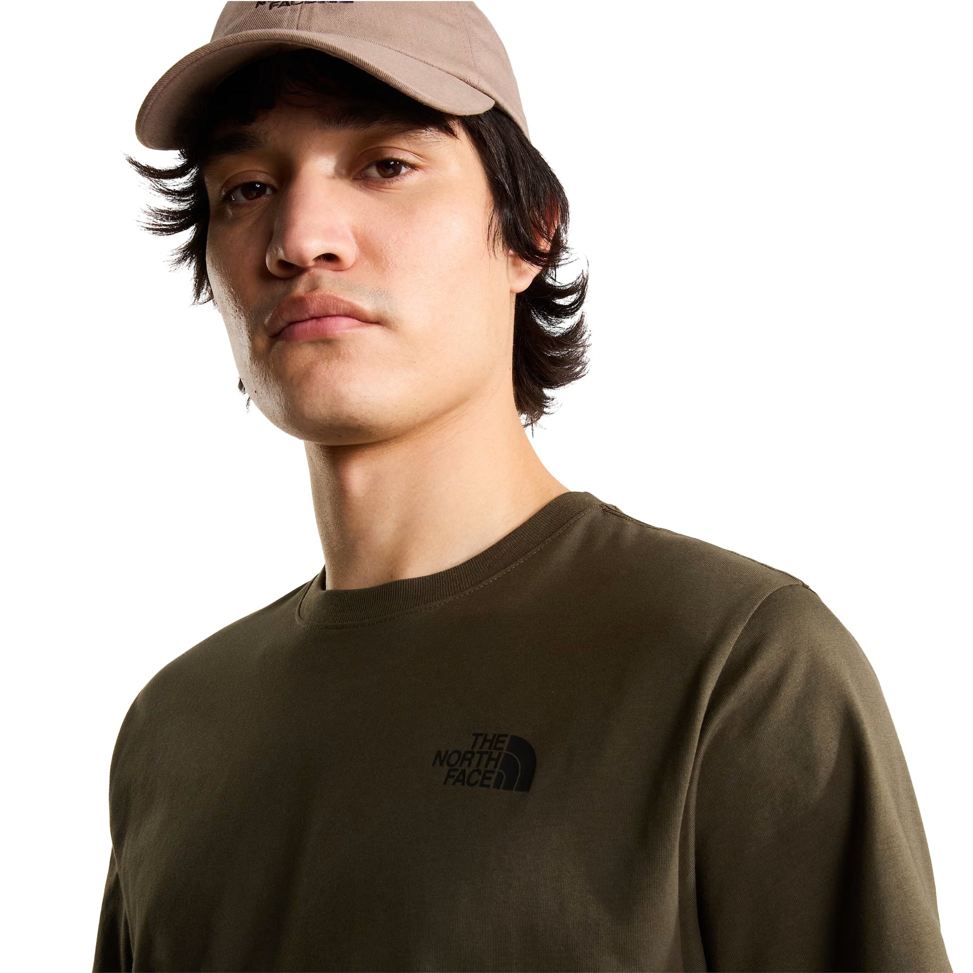 T-Shirt The North Face Yosemite Oak Box NSE Regular em New Taupe Green — detalhe do peito de modelo masculino, logo TNF em serigrafia em preto no peito esquerdo e gola canelada redonda visíveis em close-up, boné TNF bege/taupe, fundo branco.