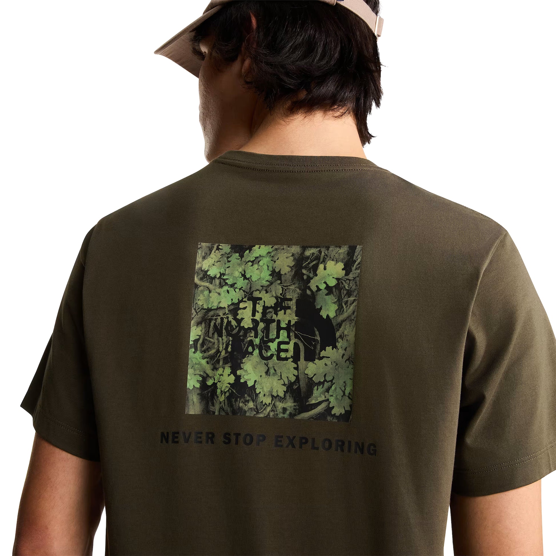 T-Shirt The North Face Yosemite Oak Box NSE Regular em New Taupe Green — detalhe das costas de modelo masculino, gráfico em caixa com folhas de carvalho Yosemite em verde-floresta, logo TNF e inscrição "Never Stop Exploring" em preto visíveis em close-up, boné bege/taupe, fundo branco.