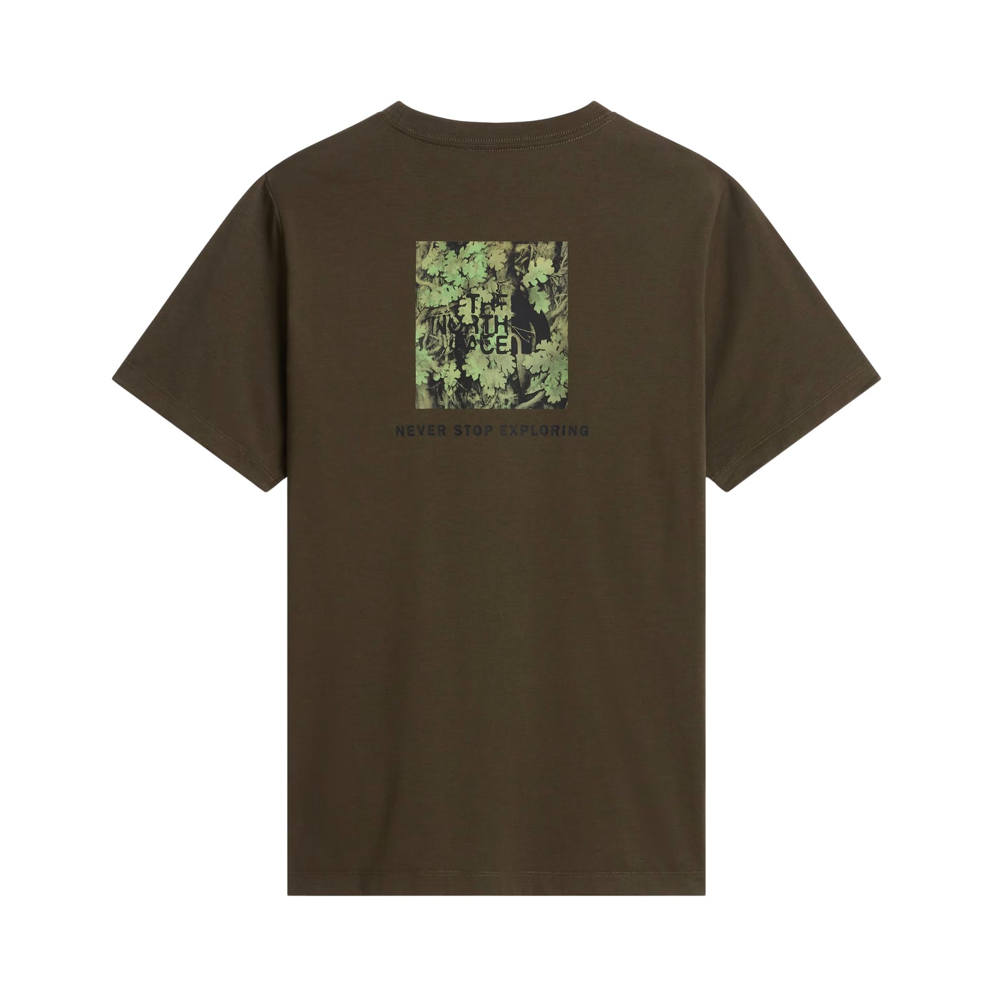 T-Shirt The North Face Yosemite Oak Box NSE Regular em New Taupe Green — vista traseira, produto sem modelo, gráfico em caixa com folhas de carvalho Yosemite em verde-floresta, logo TNF e inscrição "Never Stop Exploring" em preto nas costas visíveis, gola canelada e etiqueta TNF visíveis, fundo branco.