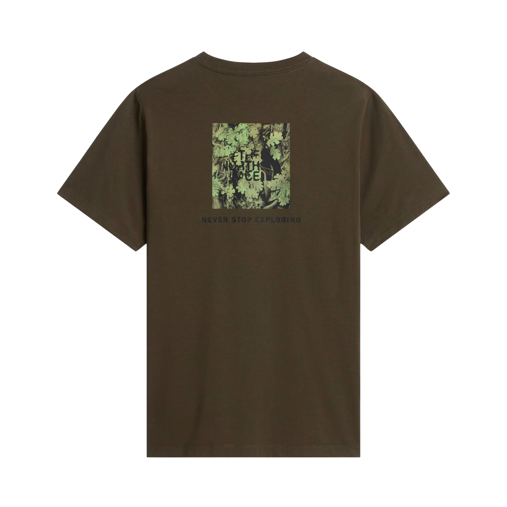 T-Shirt The North Face Yosemite Oak Box NSE Regular em New Taupe Green — vista traseira, produto sem modelo, gráfico em caixa com folhas de carvalho Yosemite em verde-floresta, logo TNF e inscrição "Never Stop Exploring" em preto nas costas visíveis, gola canelada e etiqueta TNF visíveis, fundo branco.