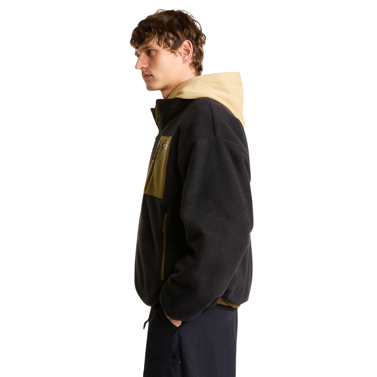 Vista lateral do casaco polar The North Face Yumiori preto vestido, com bolso de peito Caraway Seed.