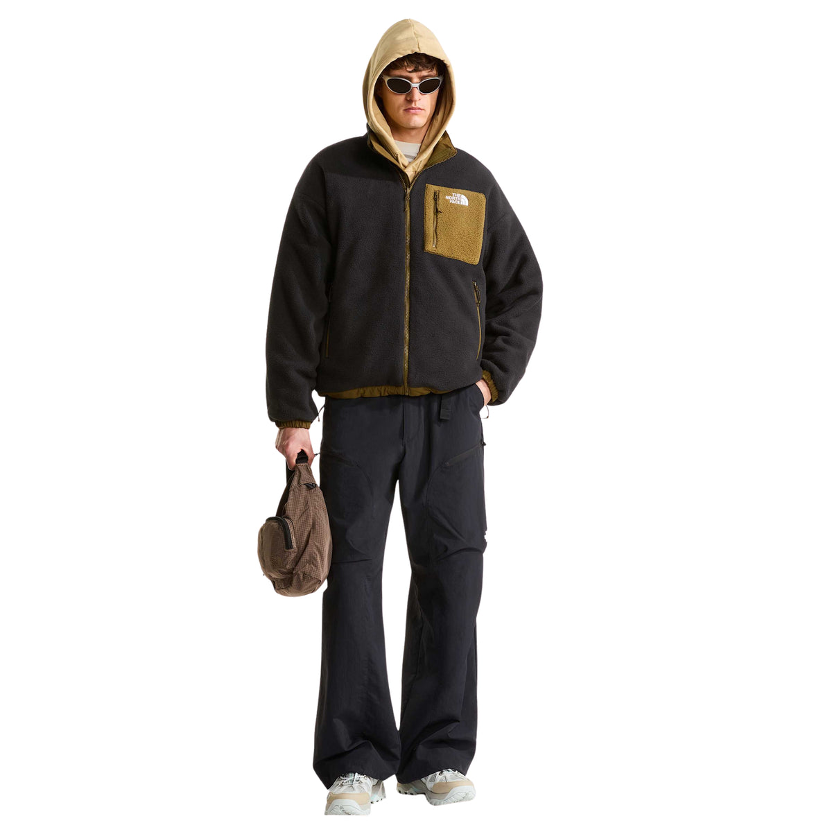 Modelo de corpo inteiro com o casaco polar The North Face Yumiori preto e bolso de peito Caraway Seed.