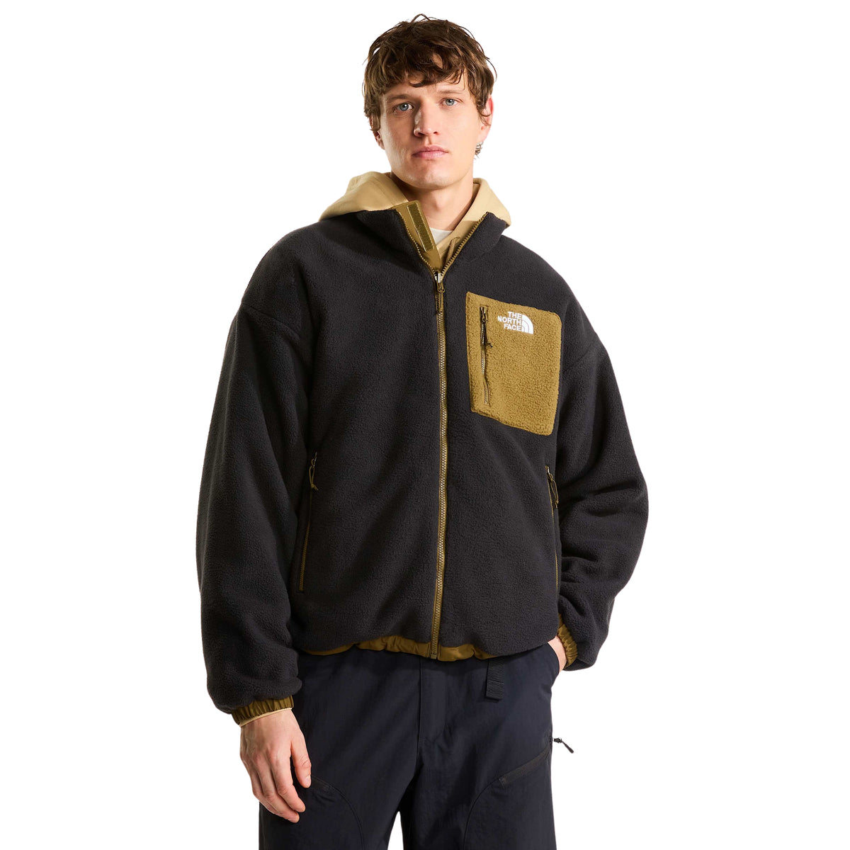 Casaco polar The North Face Yumiori preto vestido de frente, com bolso de peito Caraway Seed e fecho central fechado.