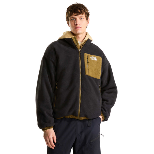 Casaco polar The North Face Yumiori preto vestido de frente, com bolso de peito Caraway Seed e fecho central fechado.