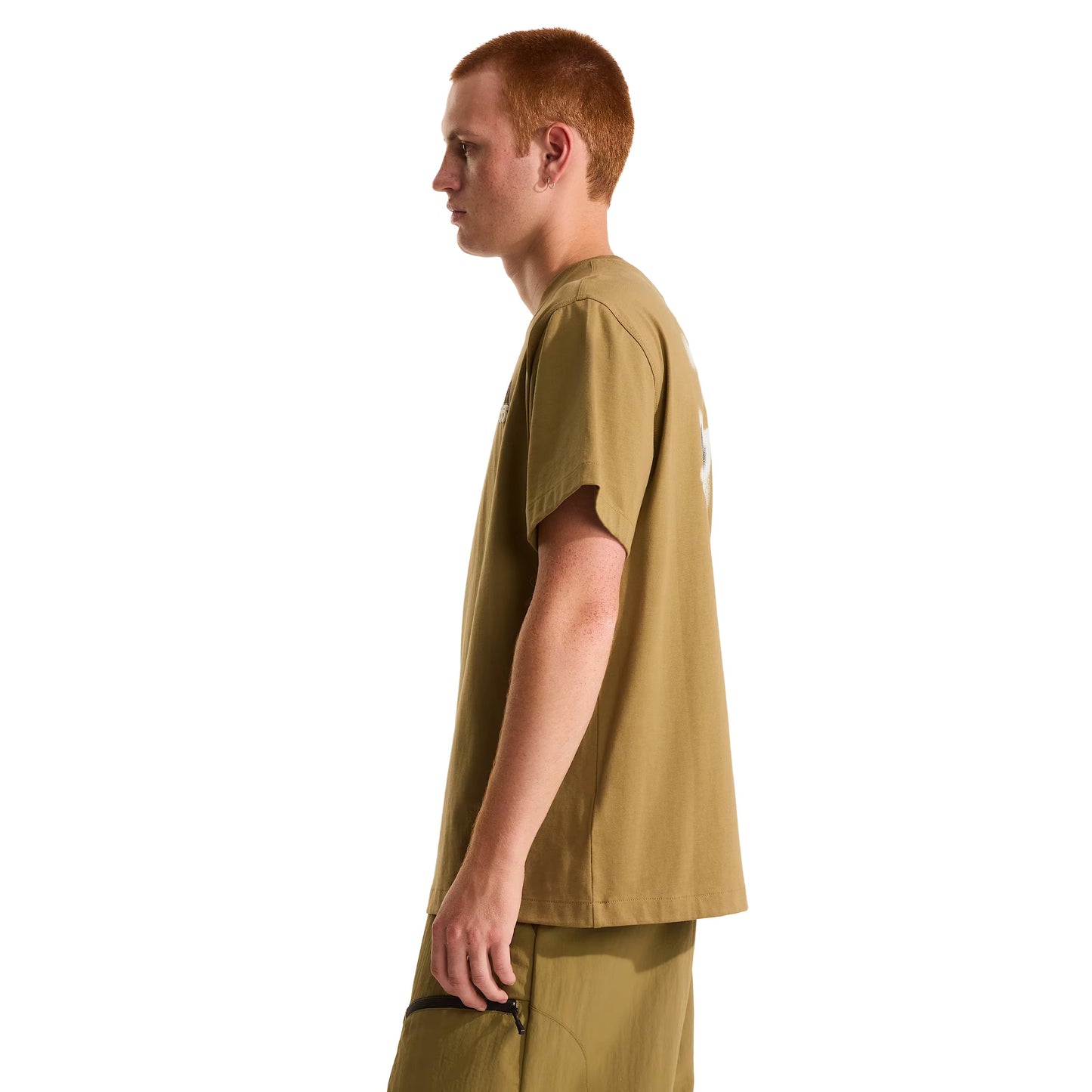 T-Shirt de manga curta para homem The North Face 1966 Half Dome Relaxed em Cedar. Foto da lateral, vestida.