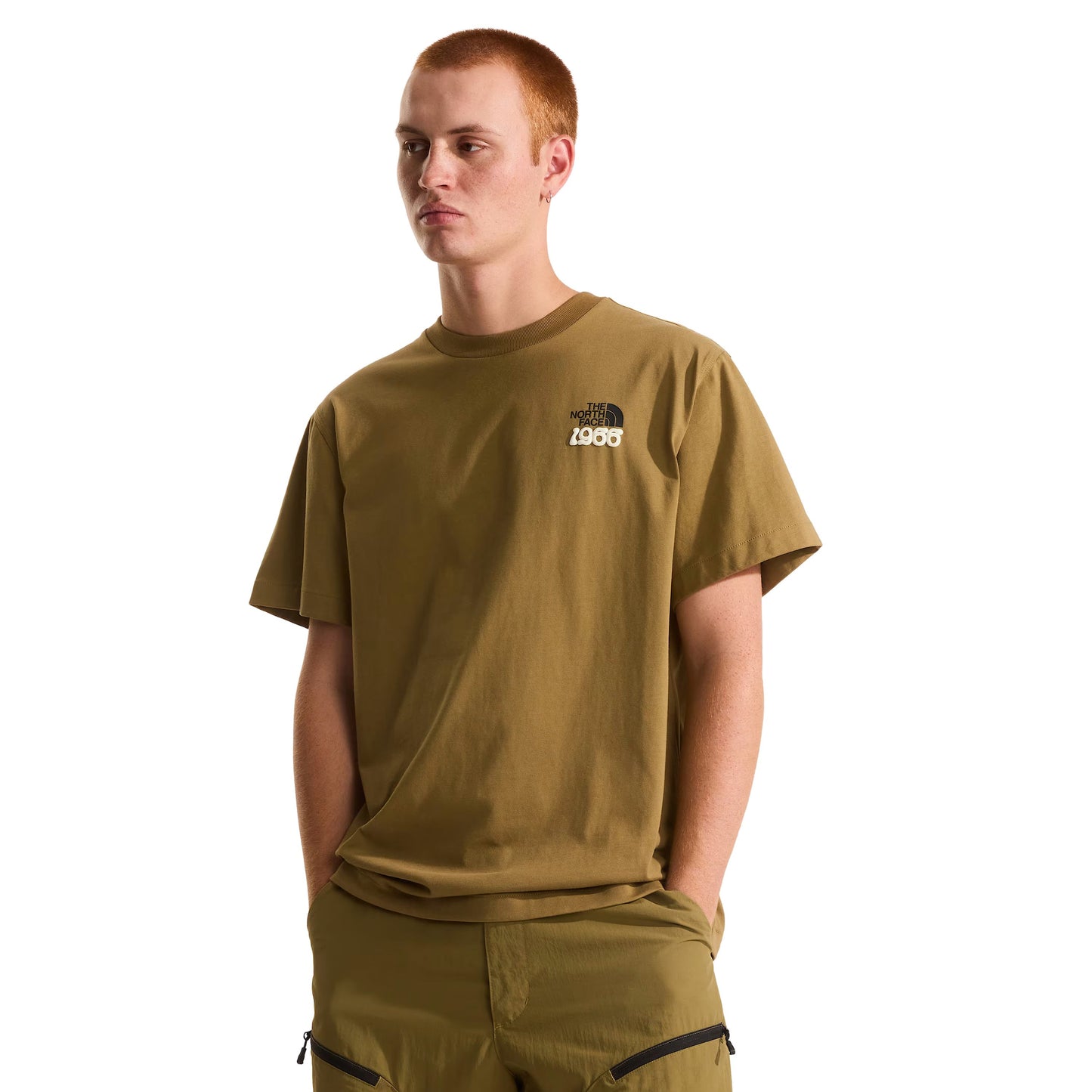 T-Shirt de manga curta para homem The North Face 1966 Half Dome Relaxed em Cedar. Foto da parte da frente, vestida.