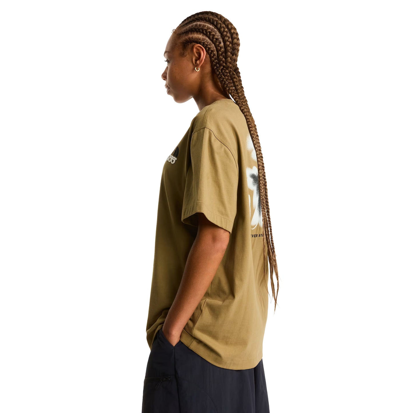 T-Shirt de manga curta para homem The North Face 1966 Half Dome Relaxed em Cedar. Foto da lateral, vestida.