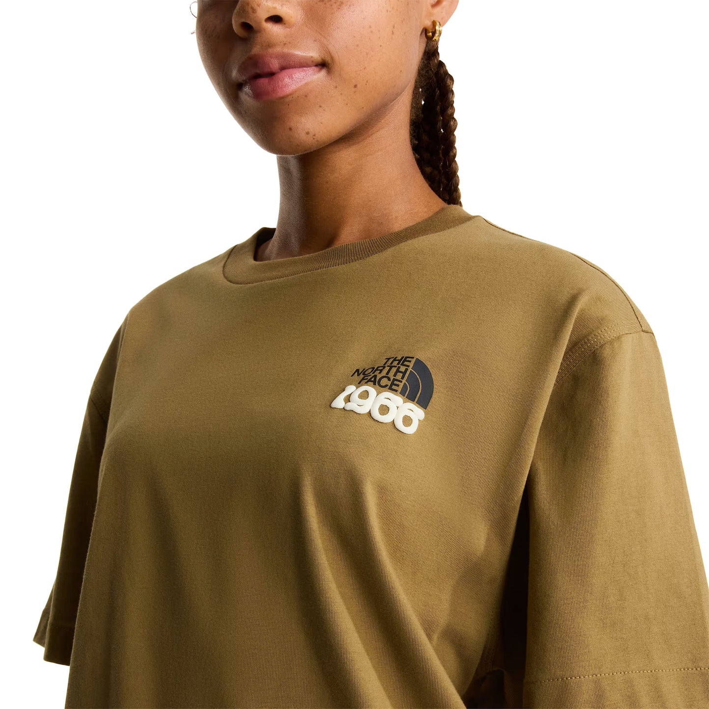 T-Shirt de manga curta para homem The North Face 1966 Half Dome Relaxed em Cedar. Foto de detalhe da parte da frente, vestida.