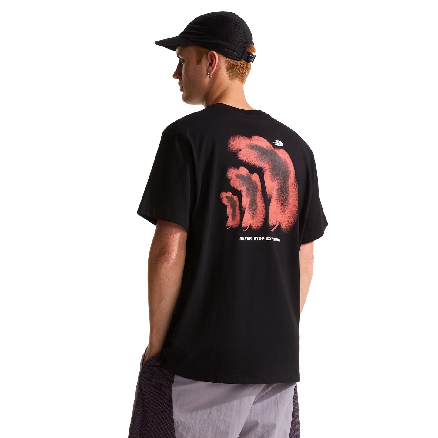 T-Shirt de manga curta para homem The North Face 1966 Half Dome Relaxed em Preto TNF. Foto da parte de trás, vestida.