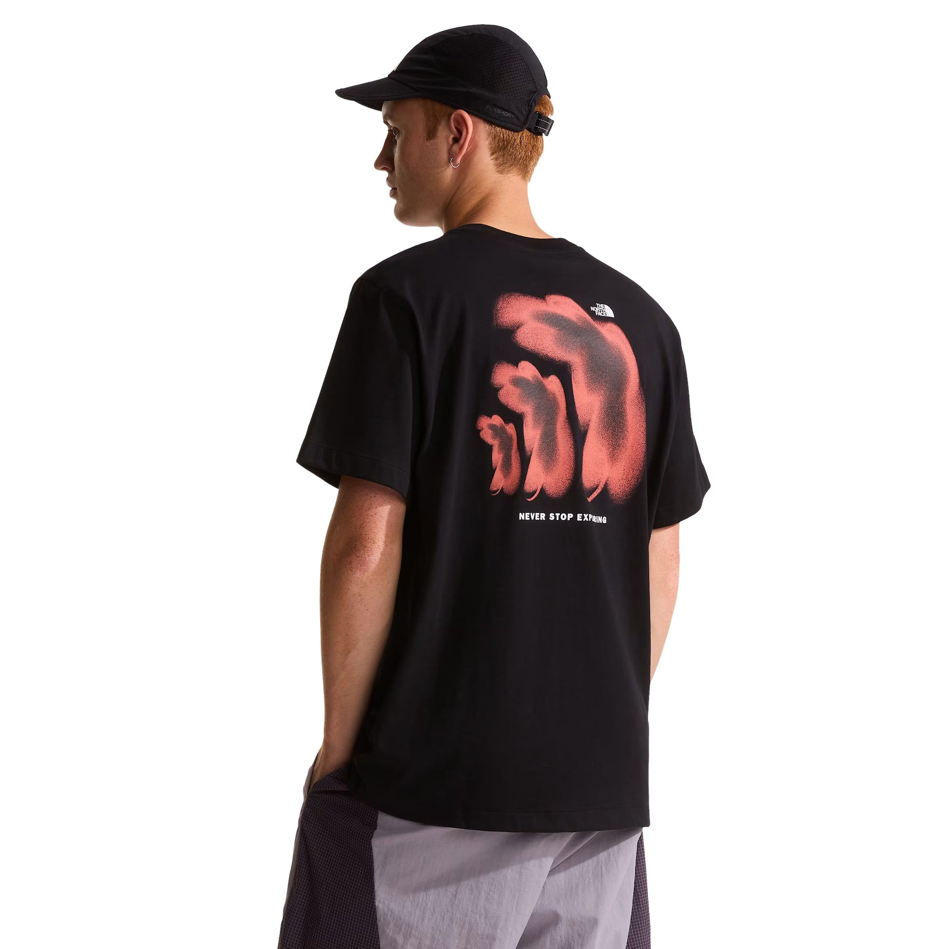 T-Shirt de manga curta para homem The North Face 1966 Half Dome Relaxed em Preto TNF. Foto da parte de trás, vestida.