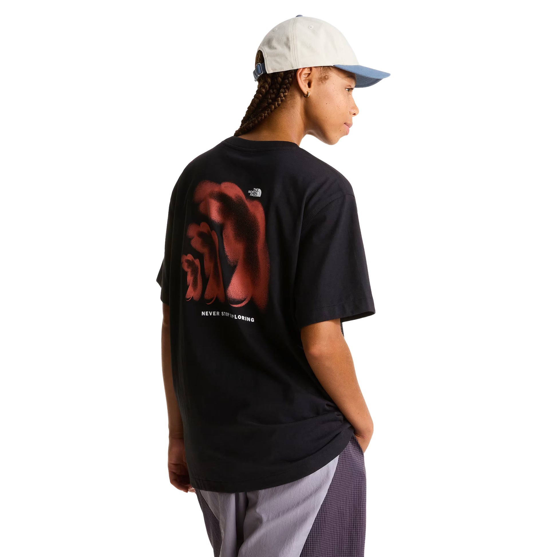 T-Shirt de manga curta para homem The North Face 1966 Half Dome Relaxed em Preto TNF. Foto da parte de trás, vestida.